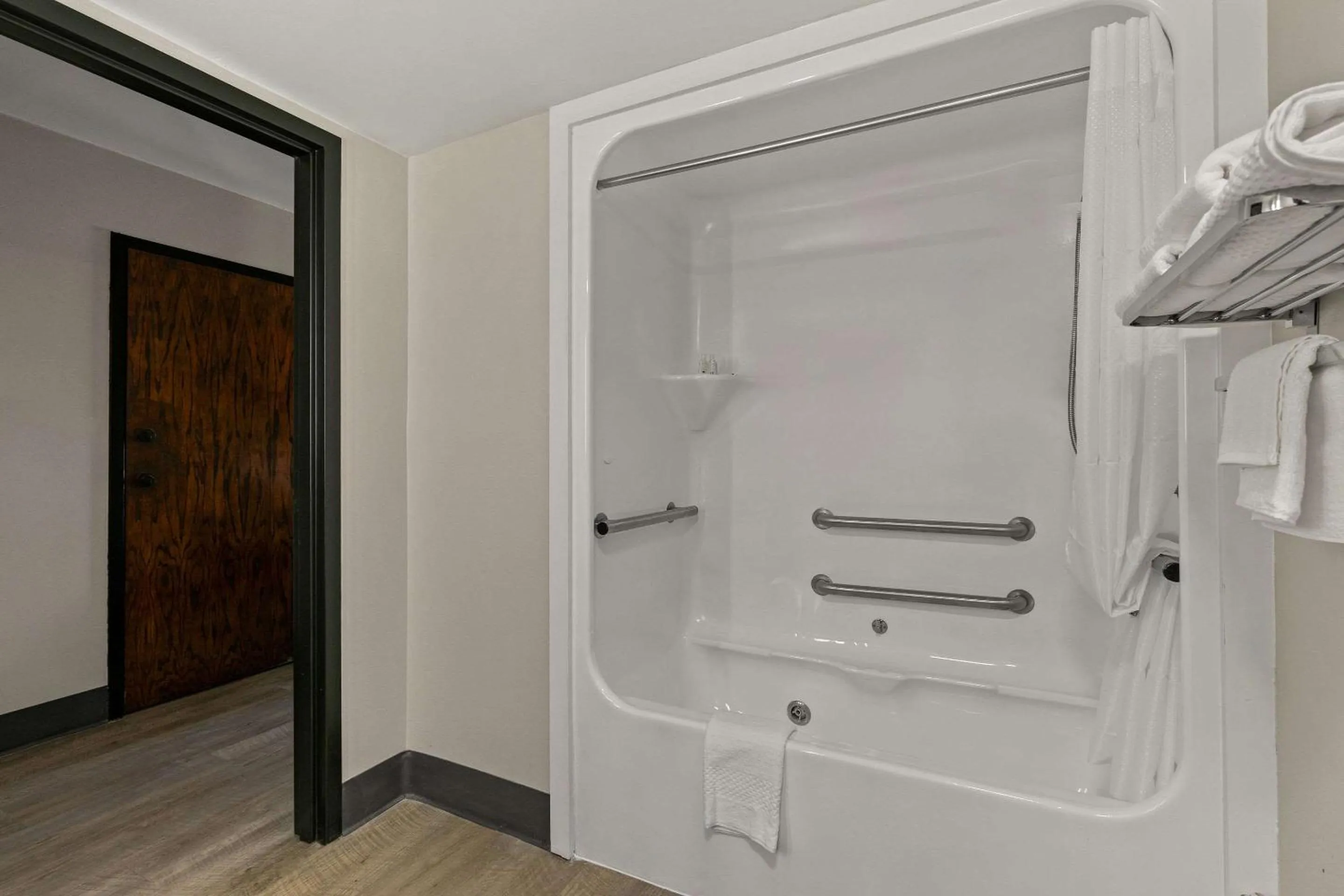 Bedroom, Bathroom in Rodeway Inn