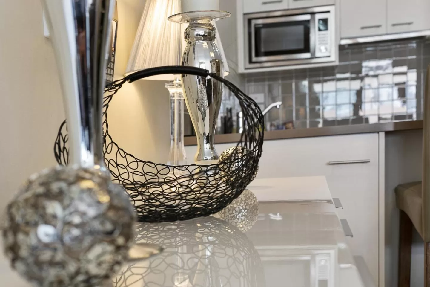 Living room, Kitchen/Kitchenette in Eden by the Bay