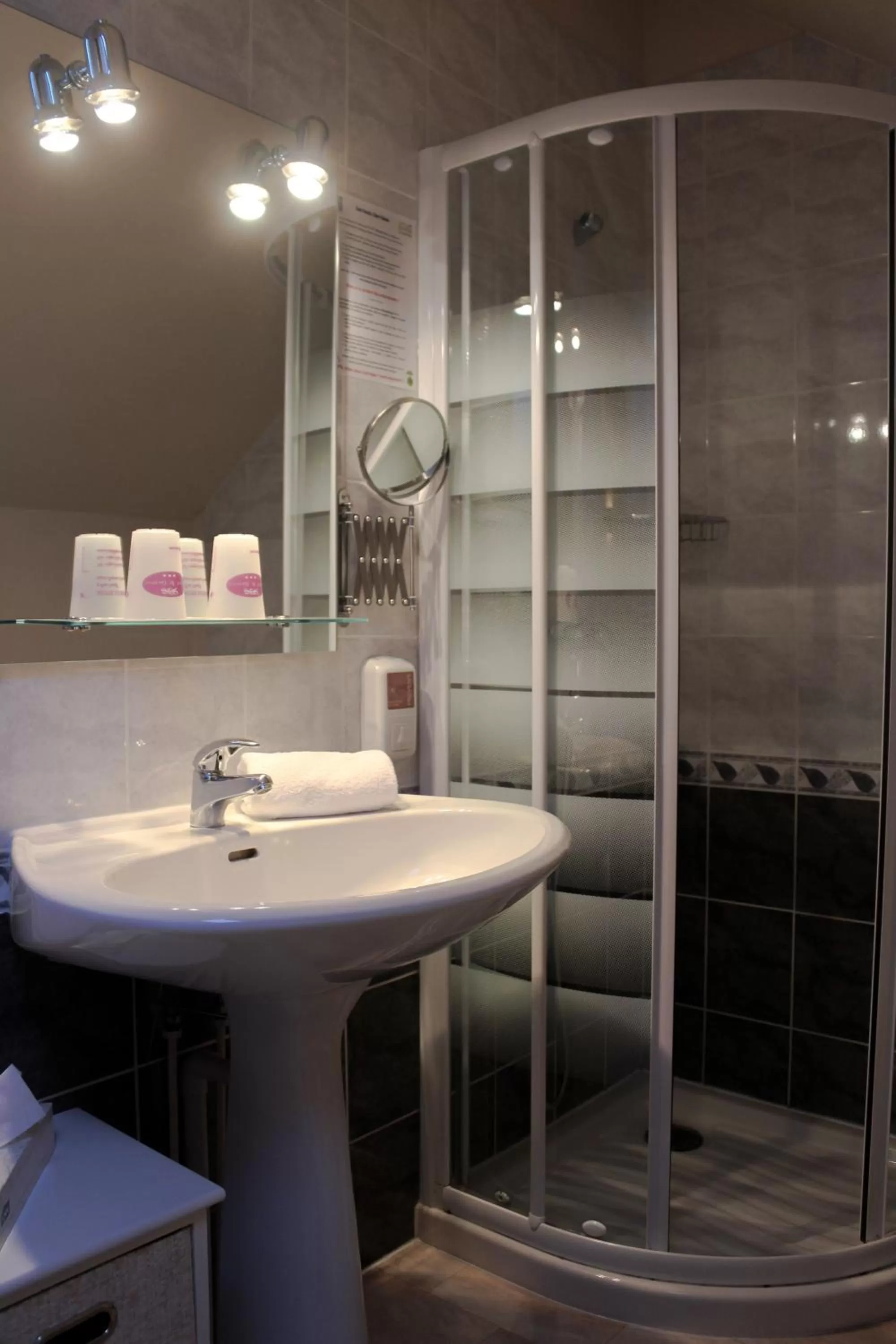 Bathroom in Hôtel Le Bayeux