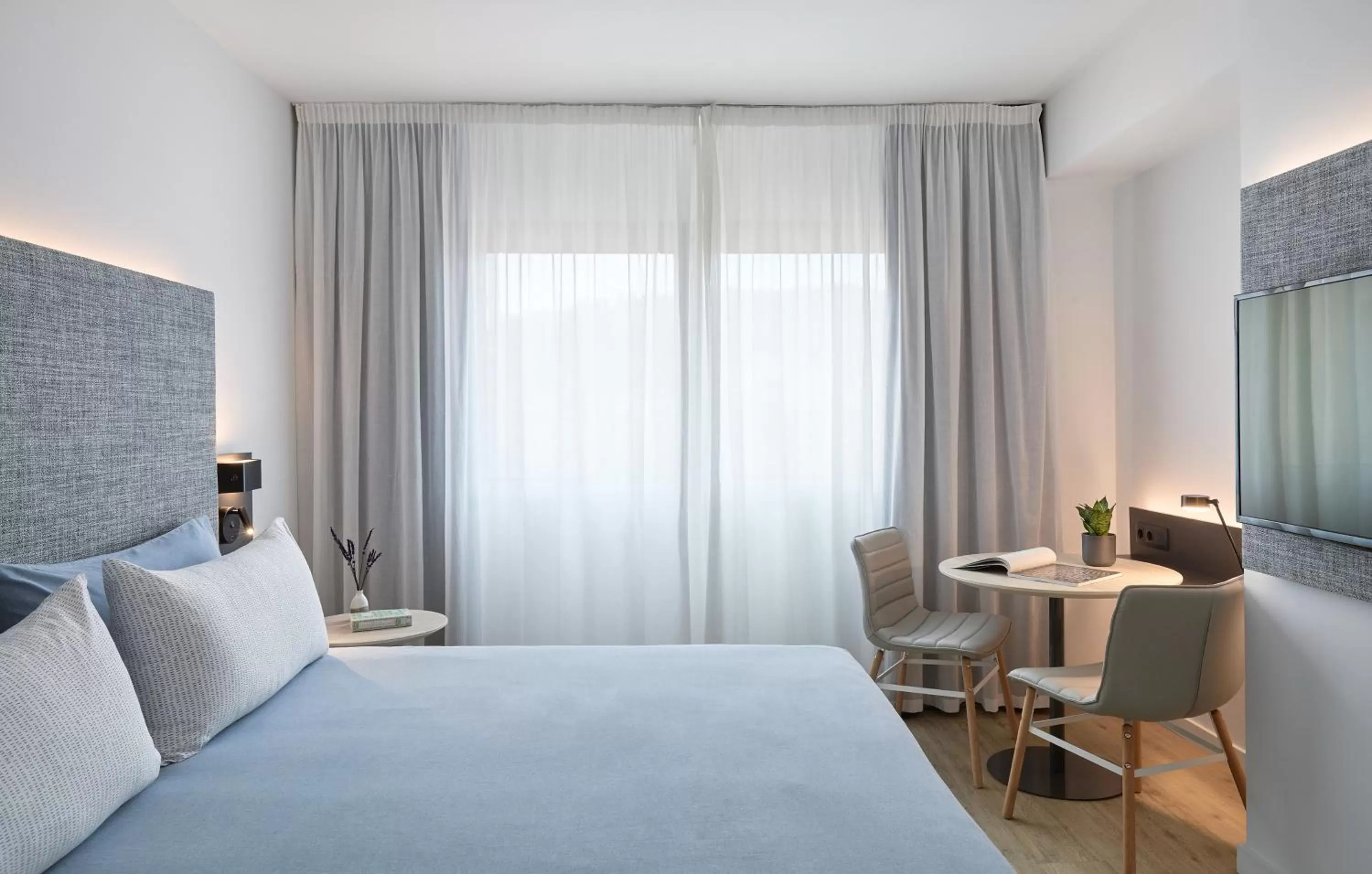 Photo of the whole room, Bed in INNSiDE by Meliá Barcelona Apolo