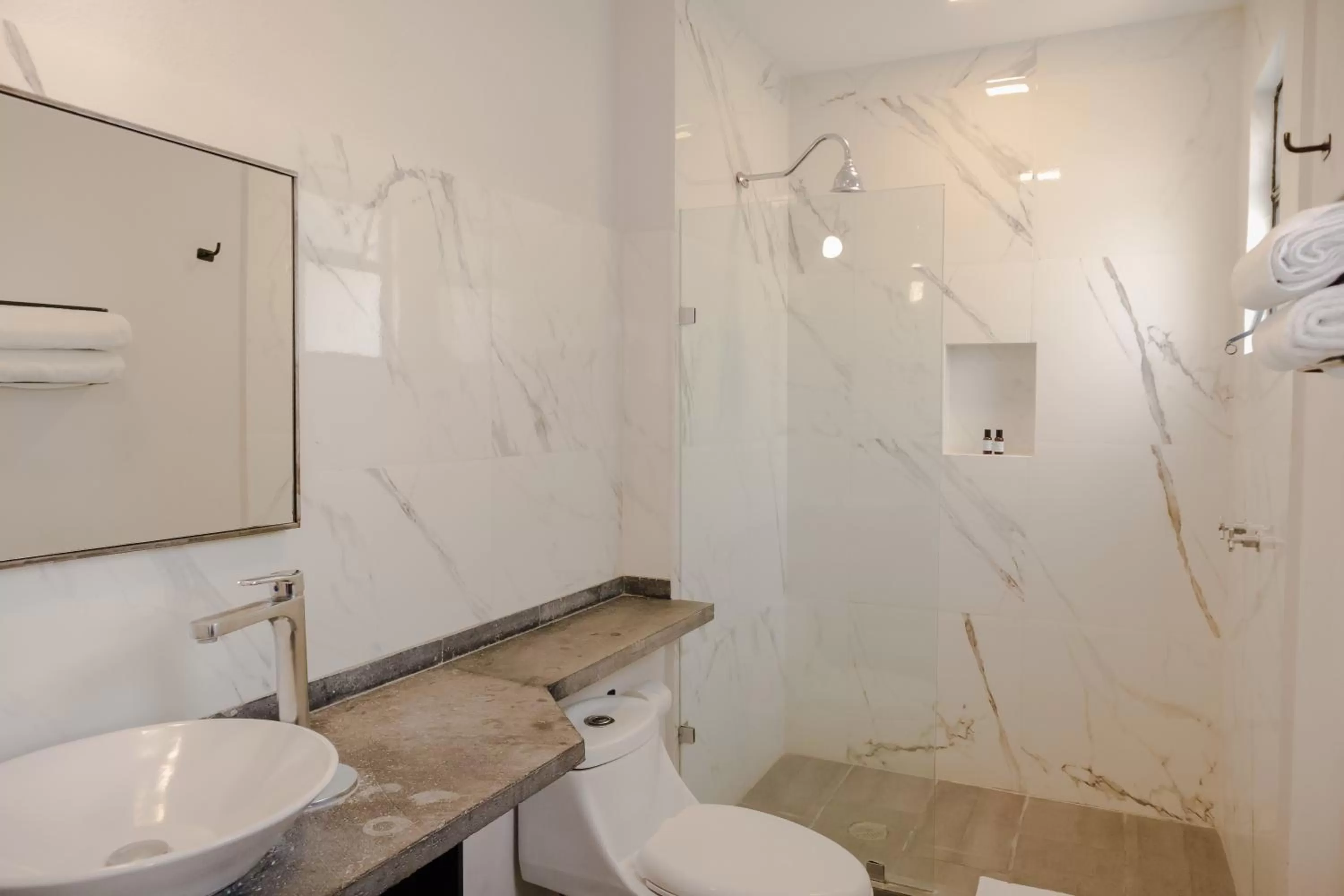 Shower in Hotel Maria Bonita