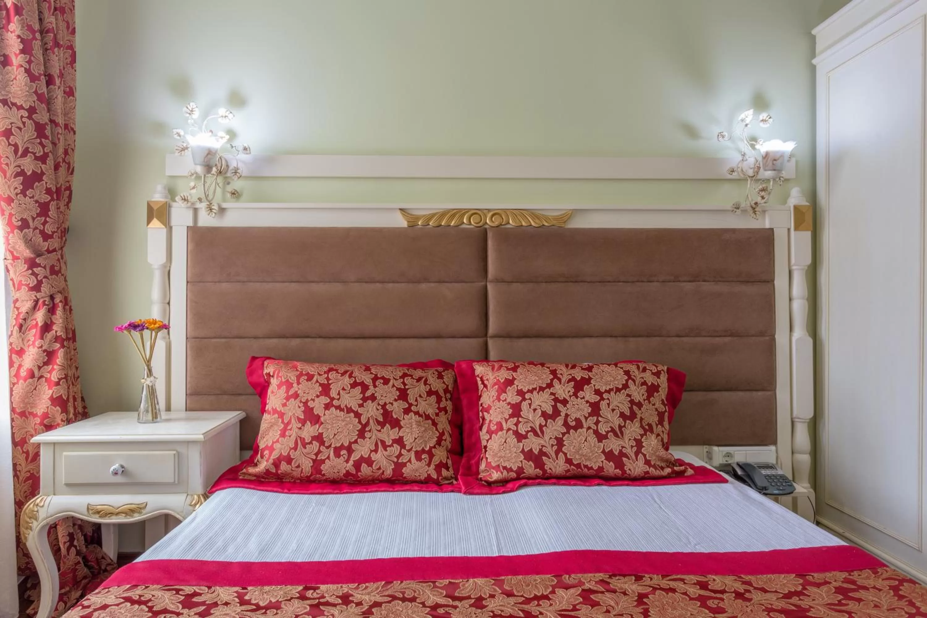 Bed in Sphendon Hotel