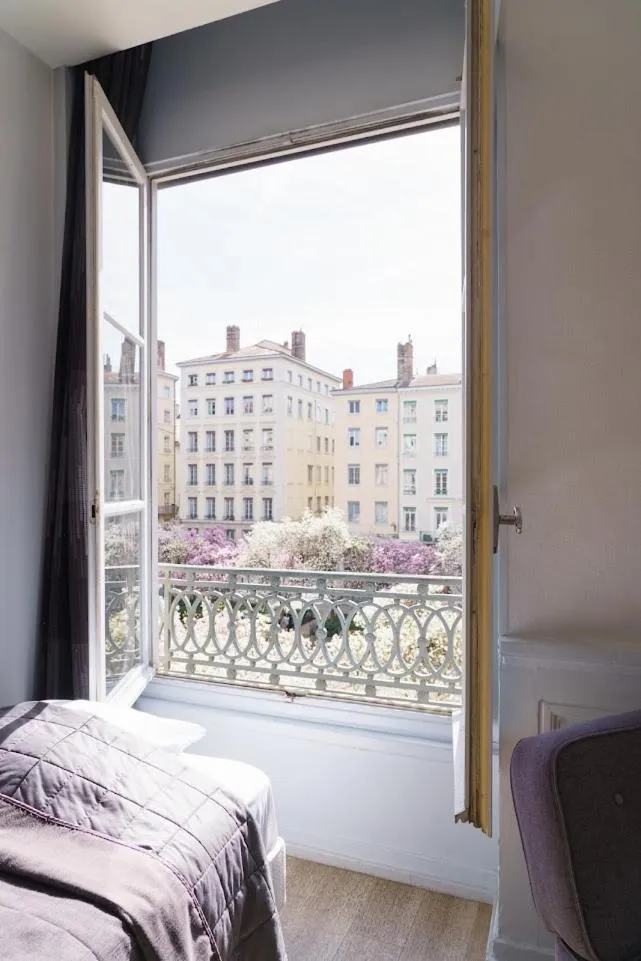 View (from property/room), Bed in Hotel du Théatre