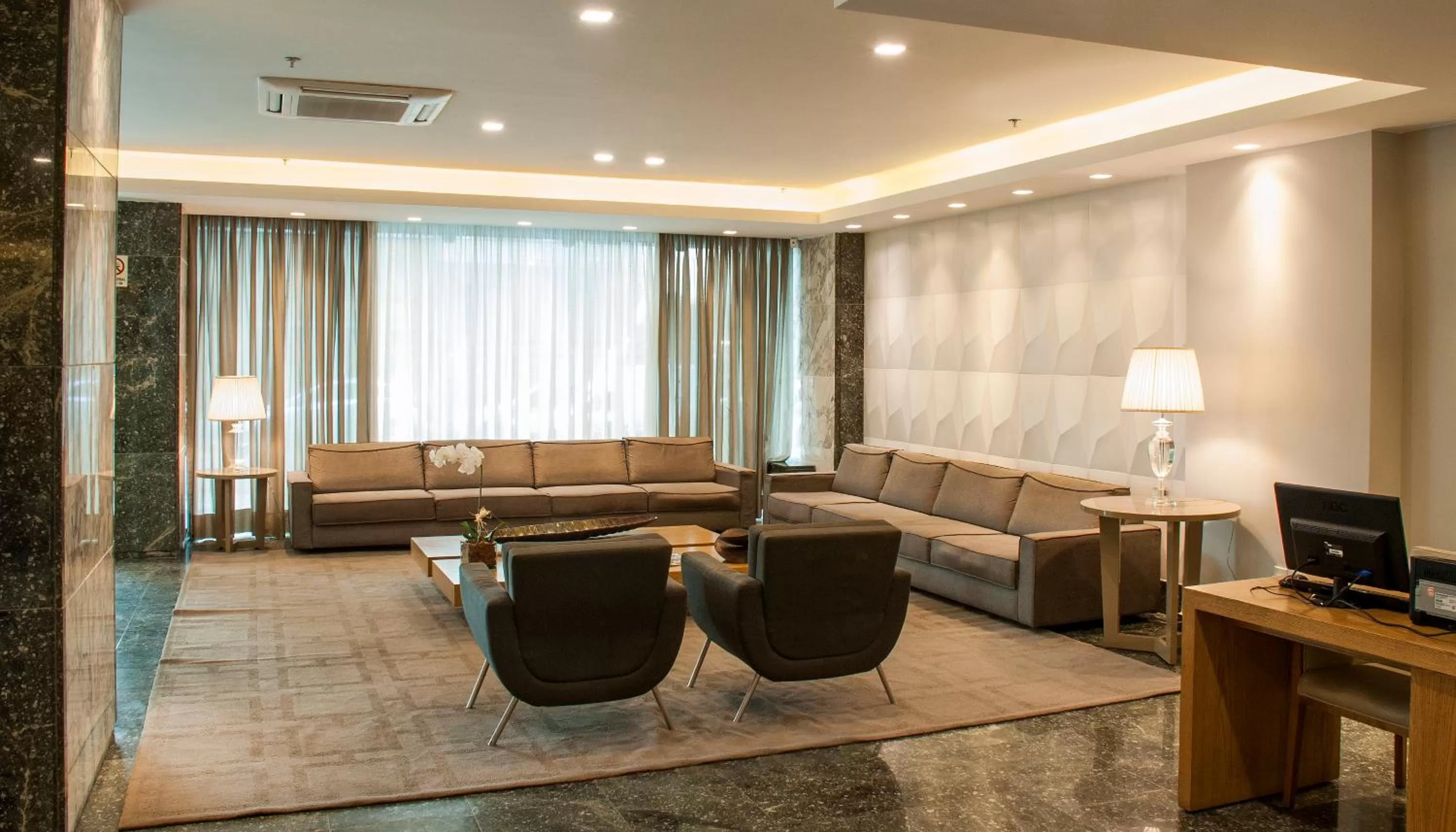 Lobby or reception in Mirasol Copacabana Hotel