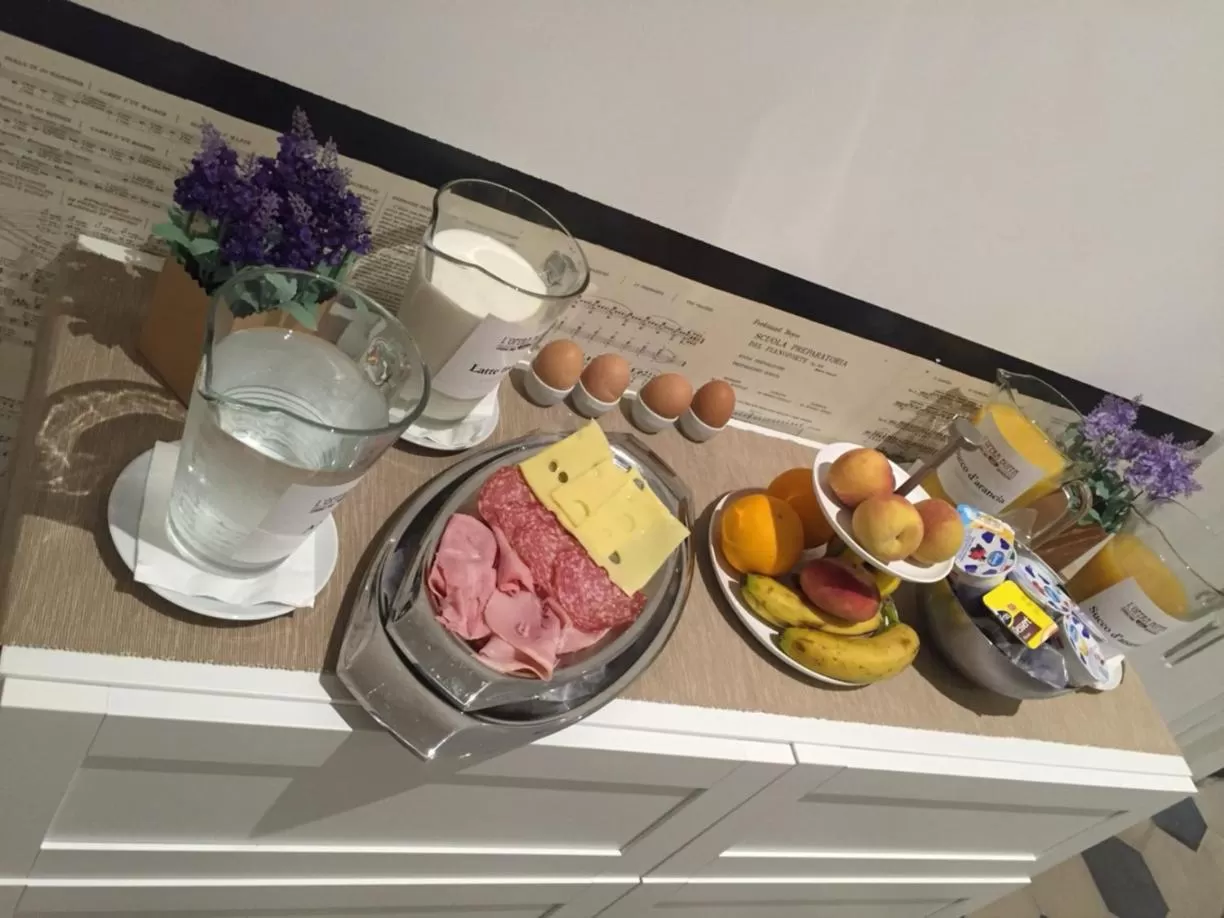 Breakfast in L'Opera Buffa