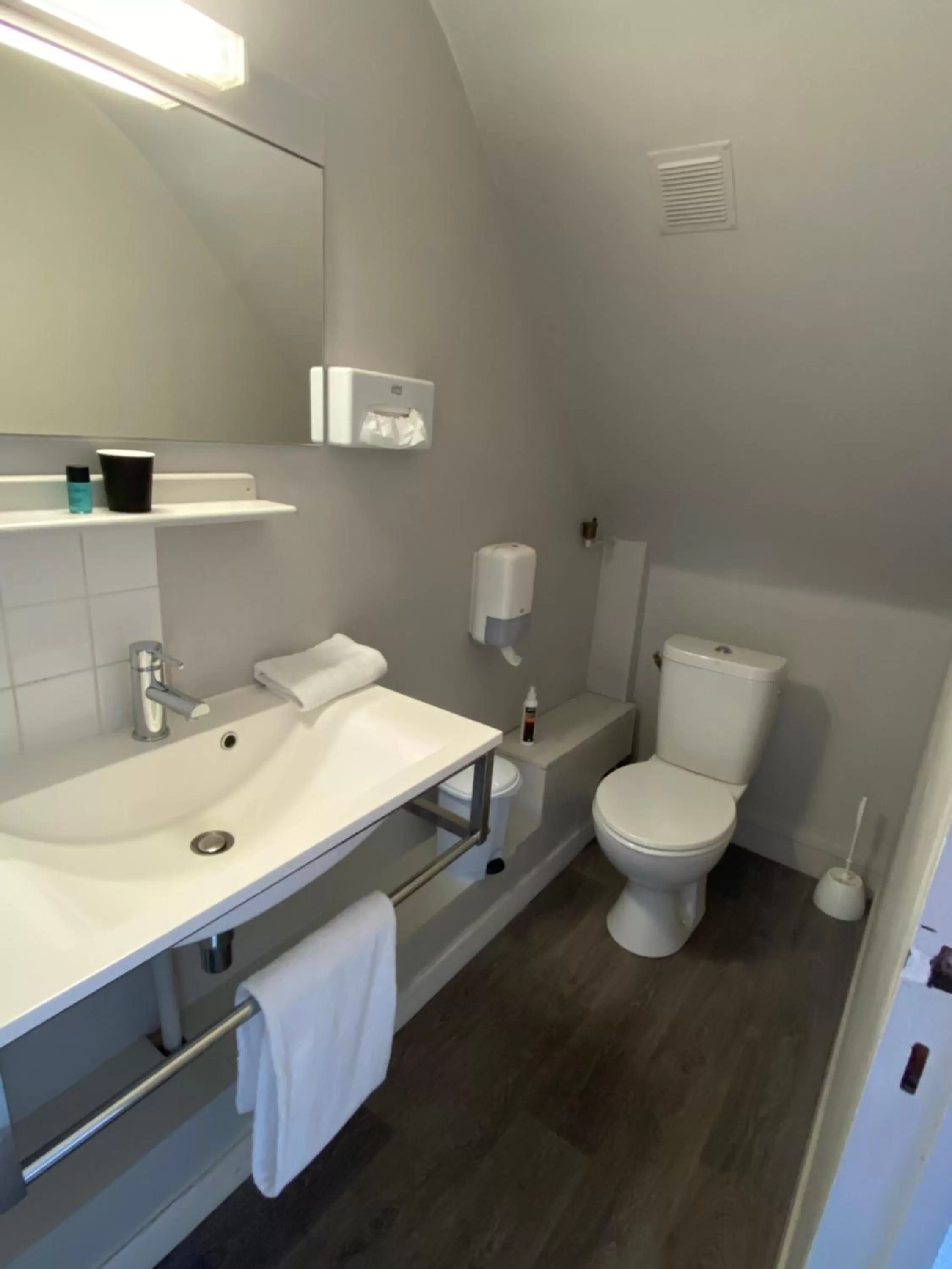 Bathroom in Hôtel Céline - Hôtel de la Gare