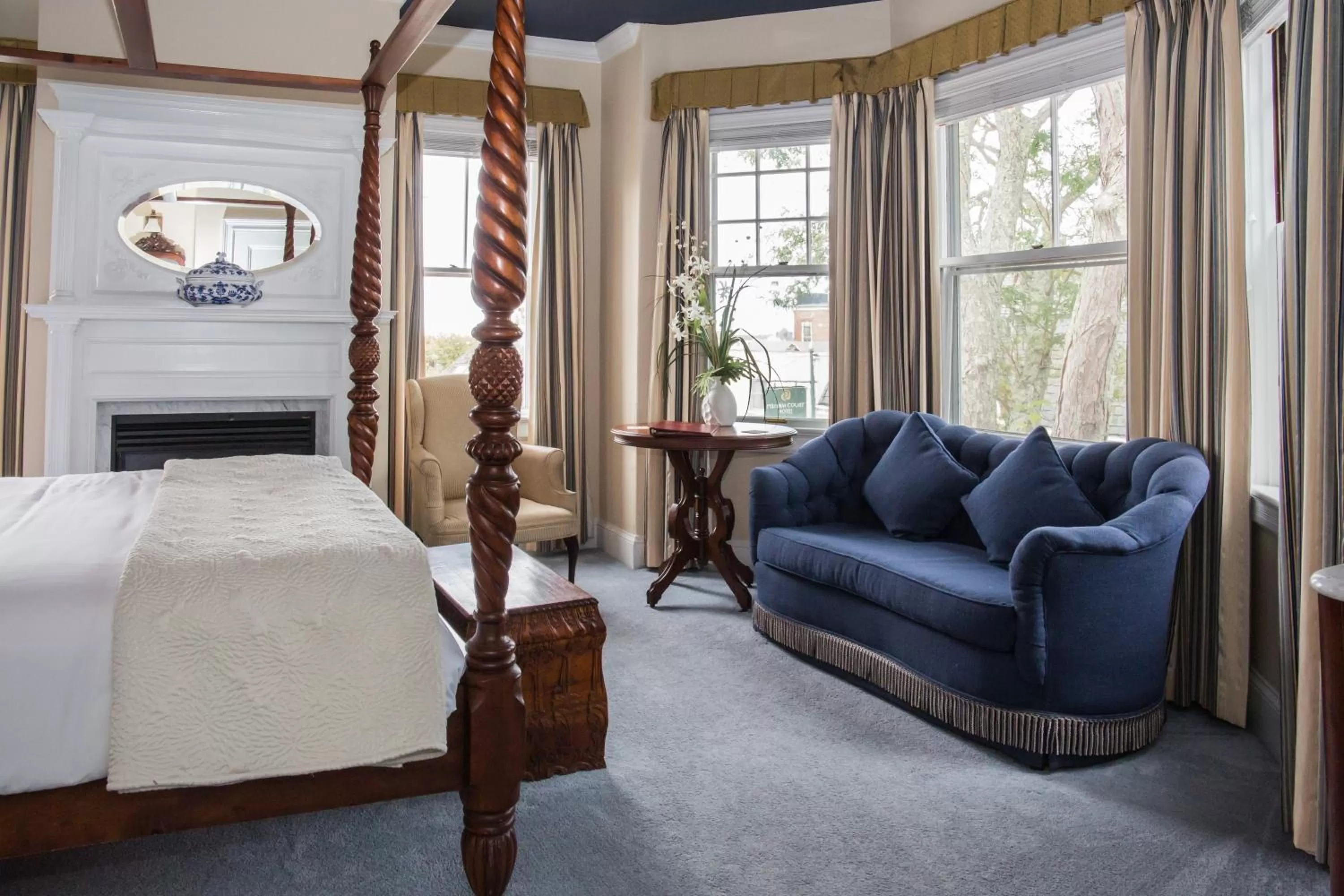 Seating area, Bed in Almondy Inn Bed & Breakfast