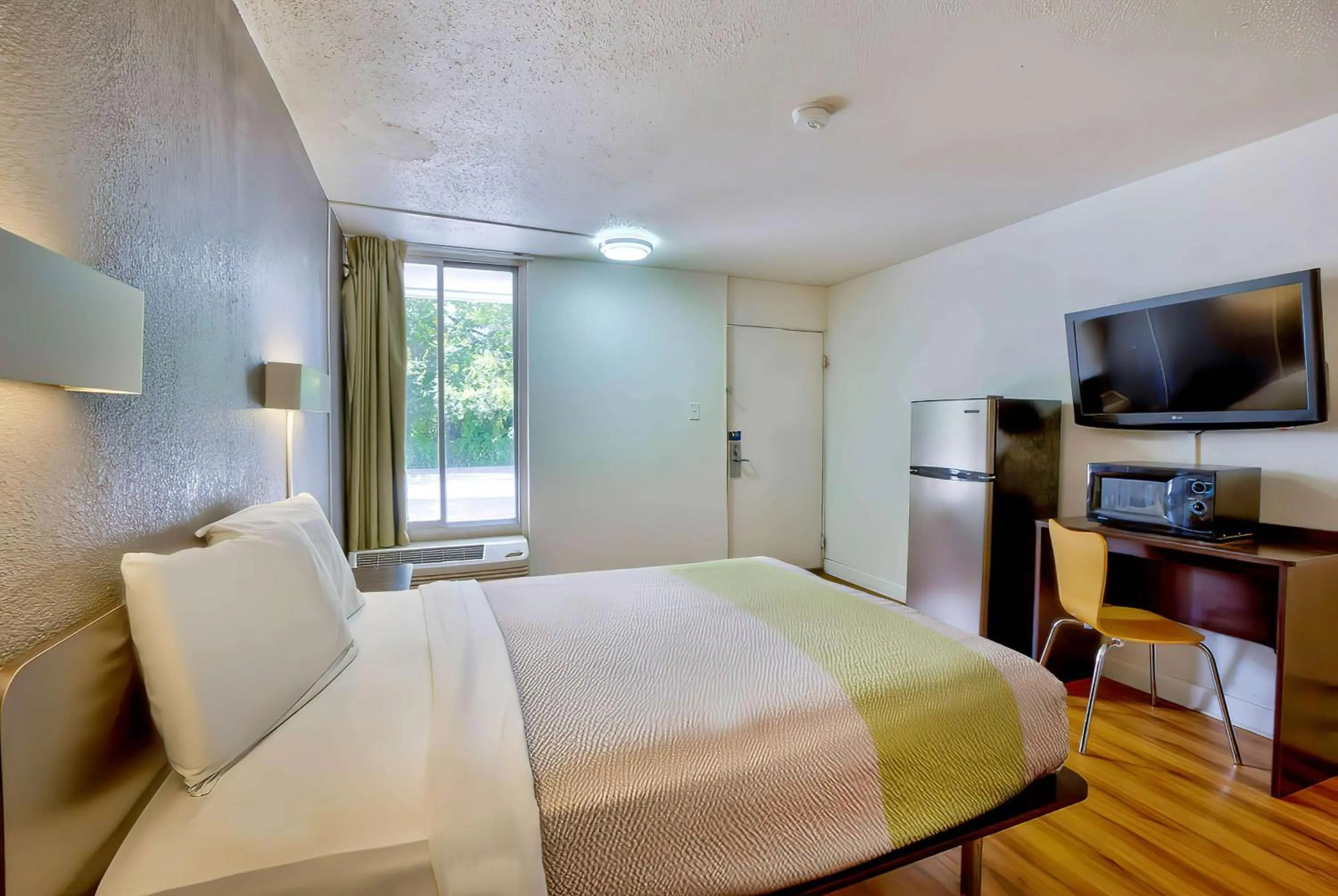 Bedroom, Bed in Studio 6 Gainesville, Fl