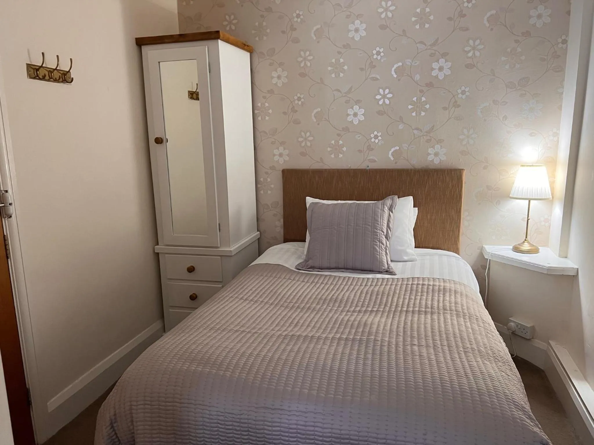 Bedroom, Bed in Navigator Hotel