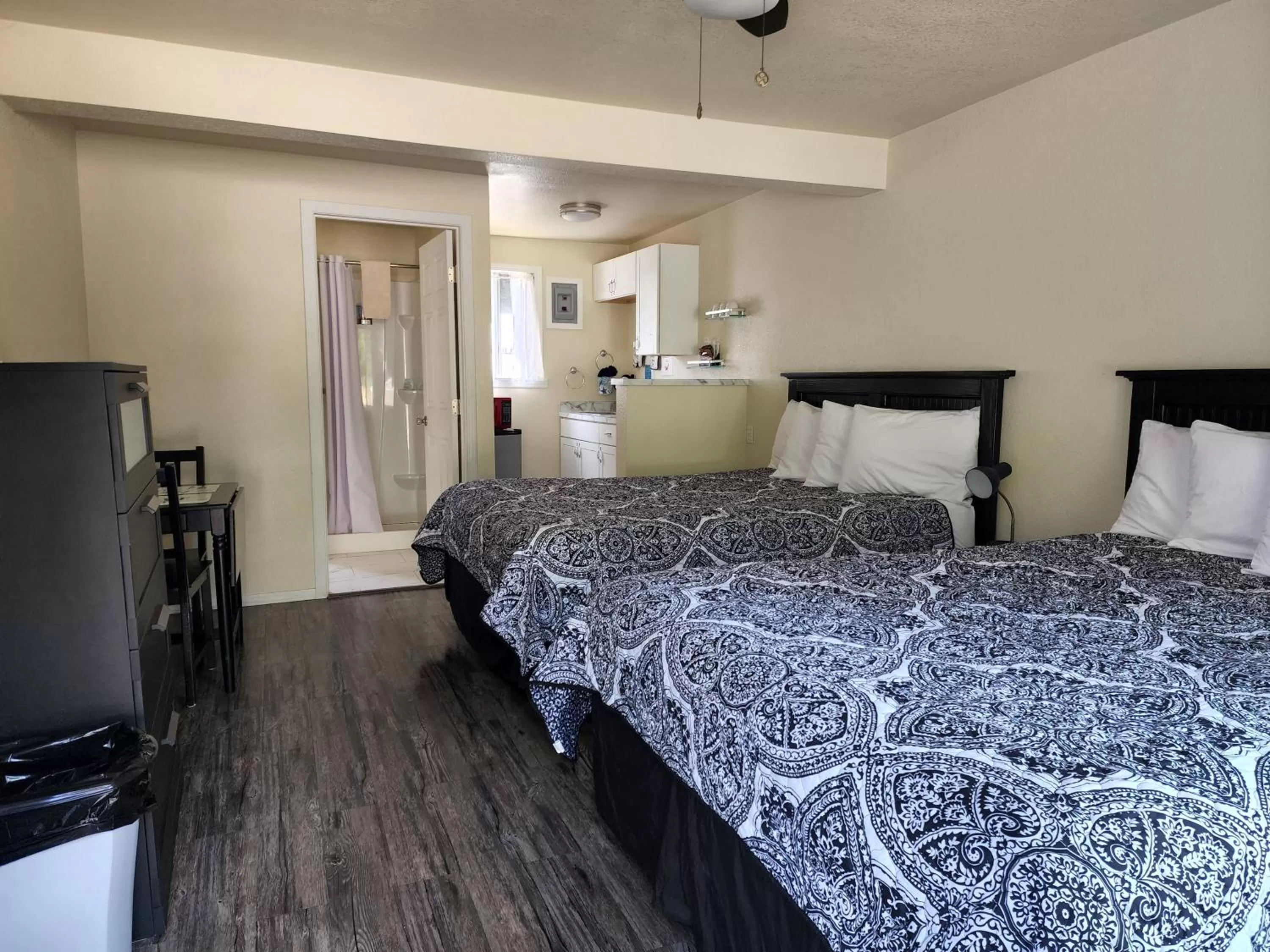 Photo of the whole room, Bed in Plainview Motel