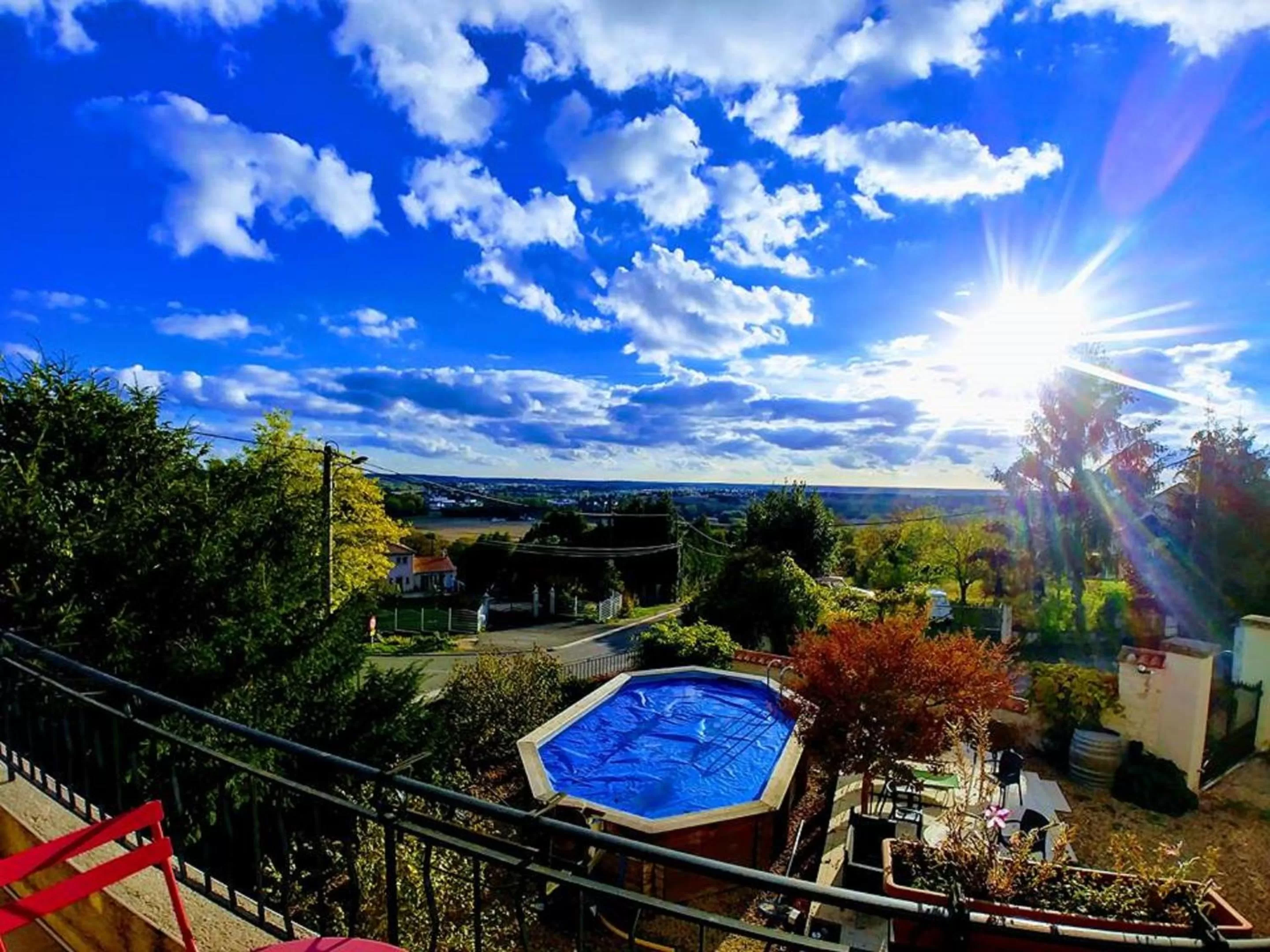 Pool View in Manoir Le Cristal - Futuroscope a petit prix , grandes chambres familiales 5-6 personnes ,