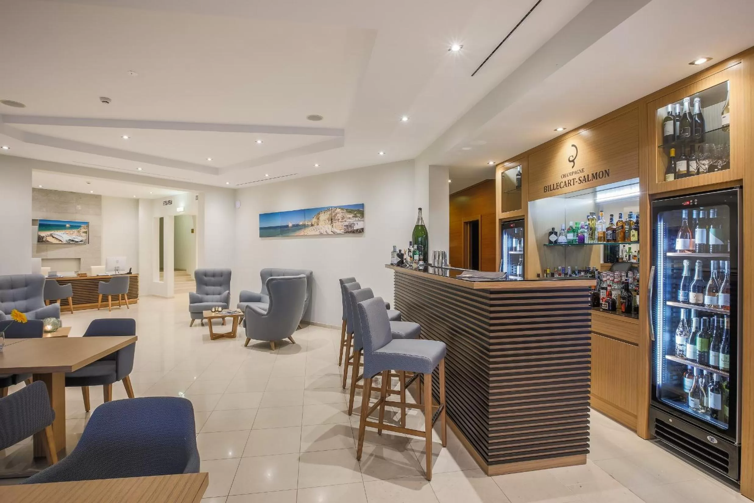 Lounge or bar in Caneiros Luxury House & Suites