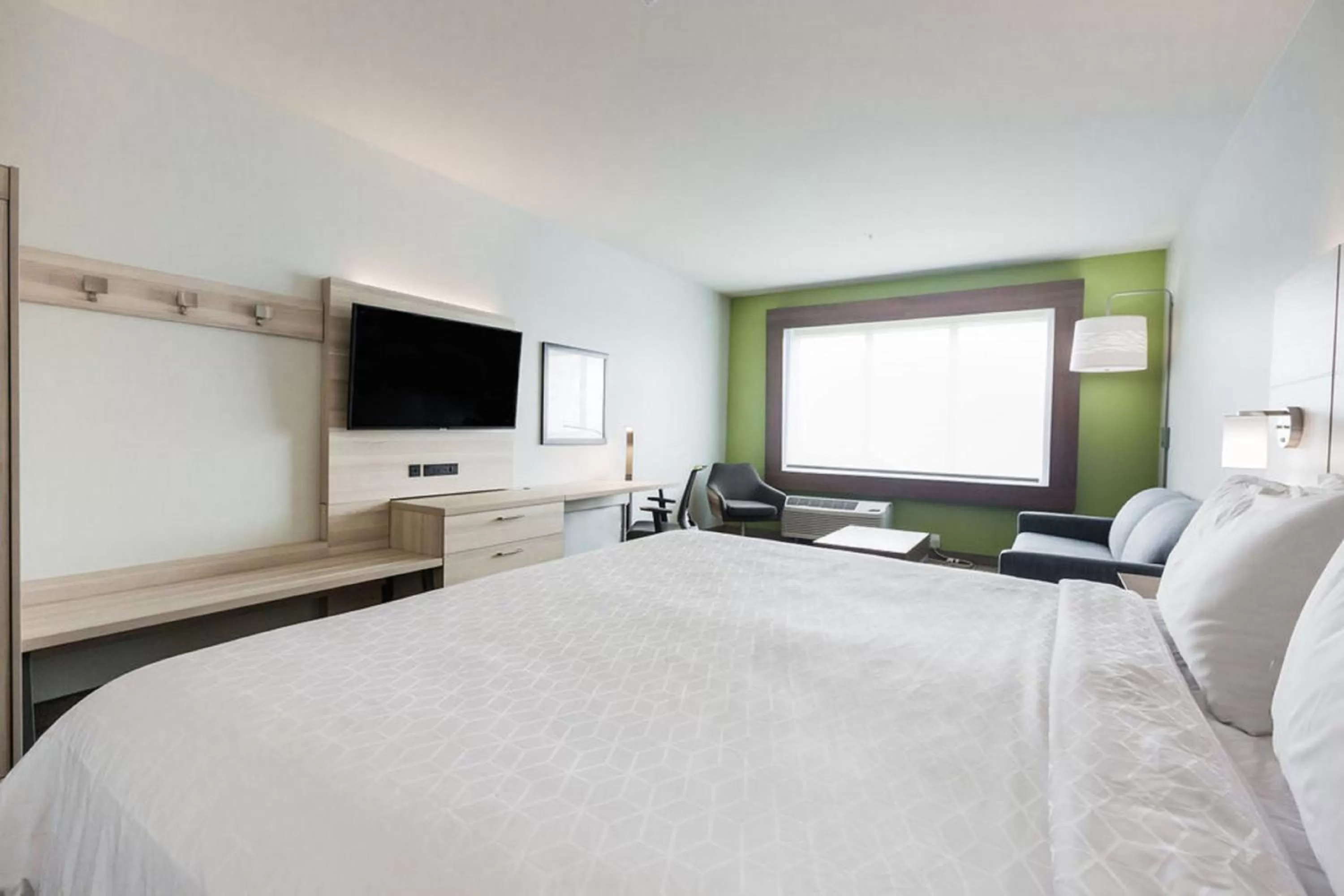 Photo of the whole room, Bed in Holiday Inn Express & Suites Edmonton N - St Albert by IHG