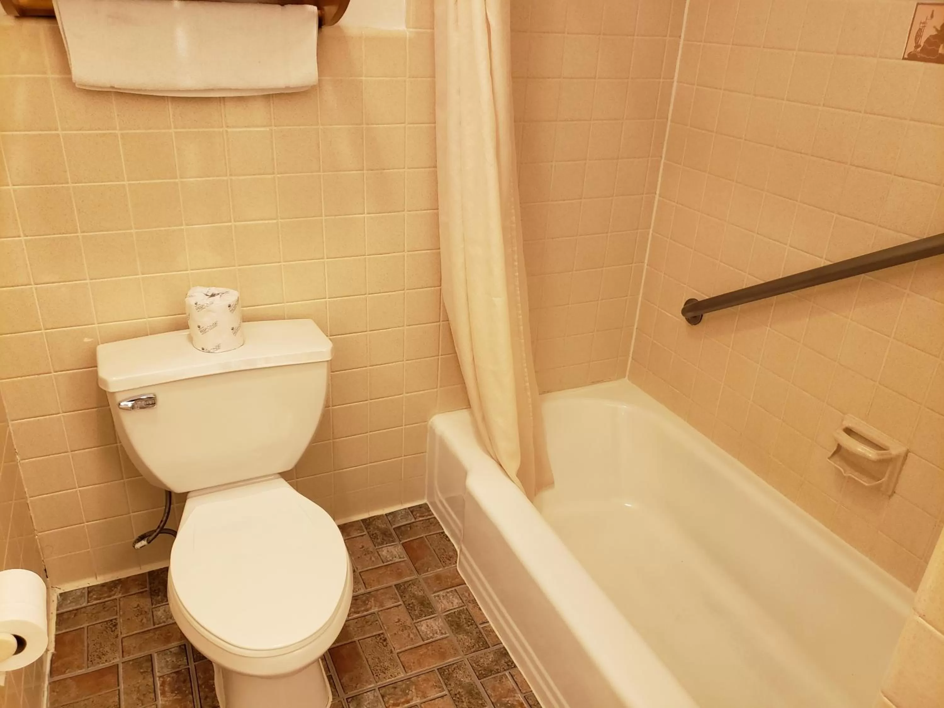 Bathroom in Spinning Wheel Motel