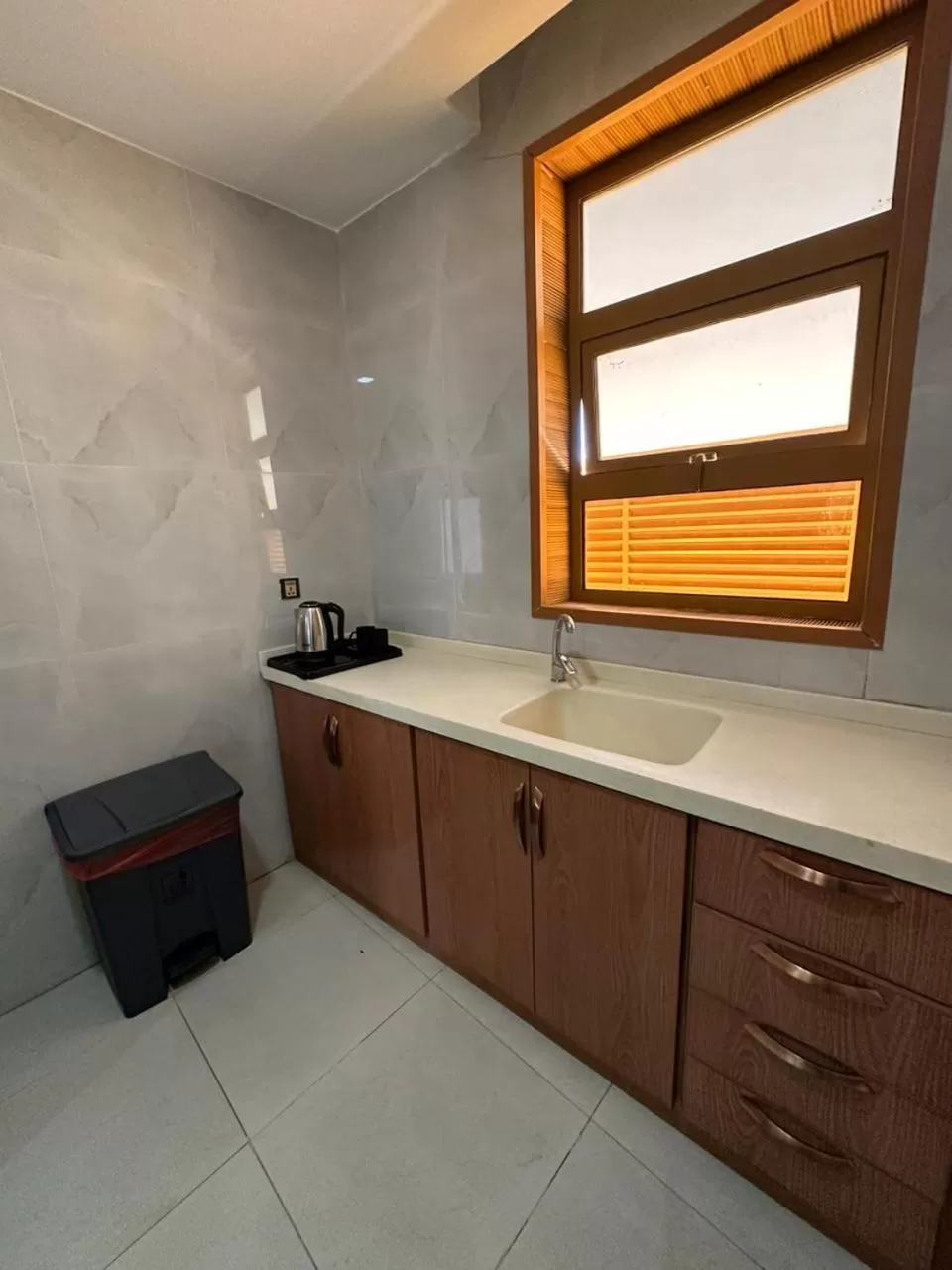 Kitchen or kitchenette, Bathroom in Leen Serviced Apartments