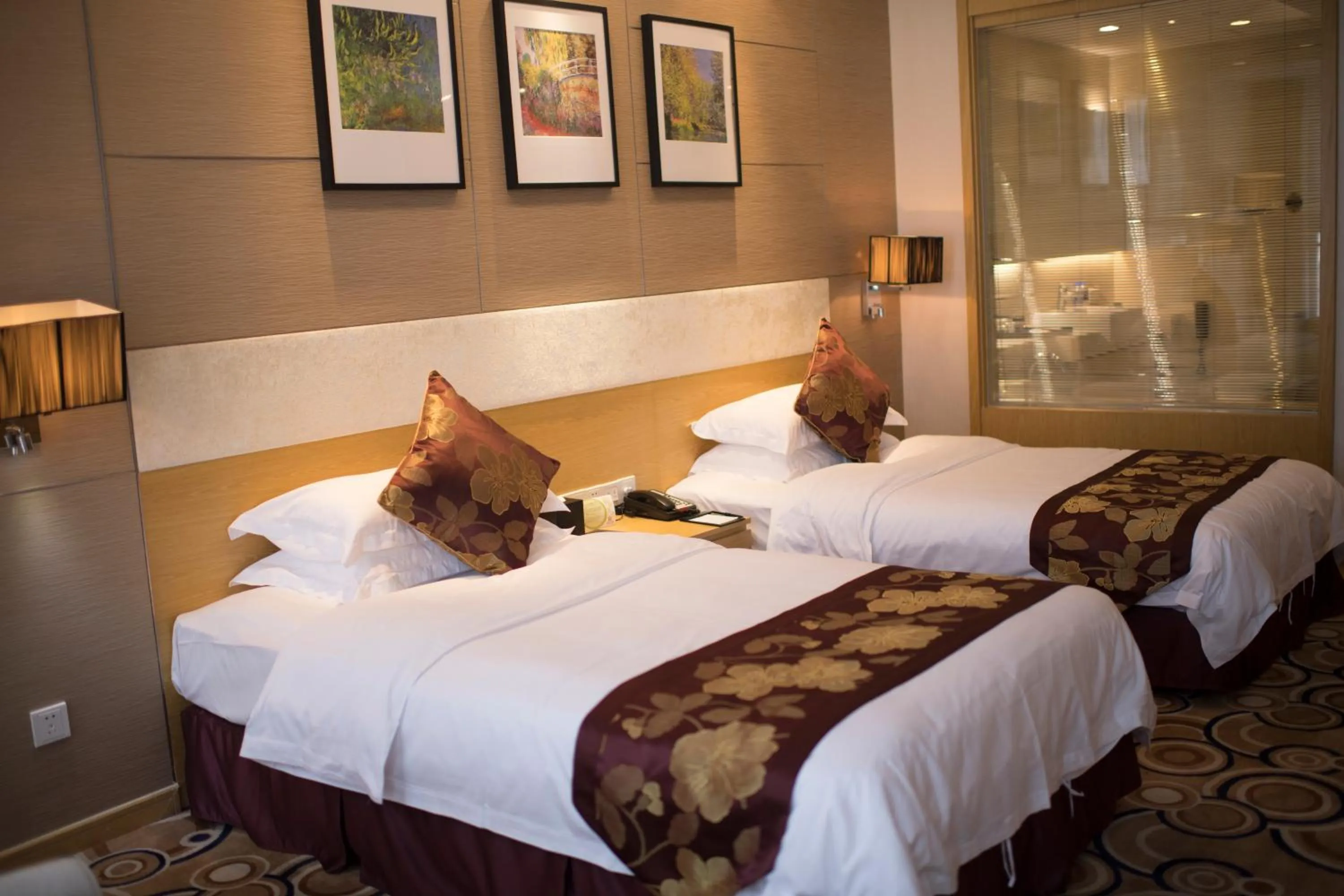 Bed in Suzhou Sun Plaza Hotel