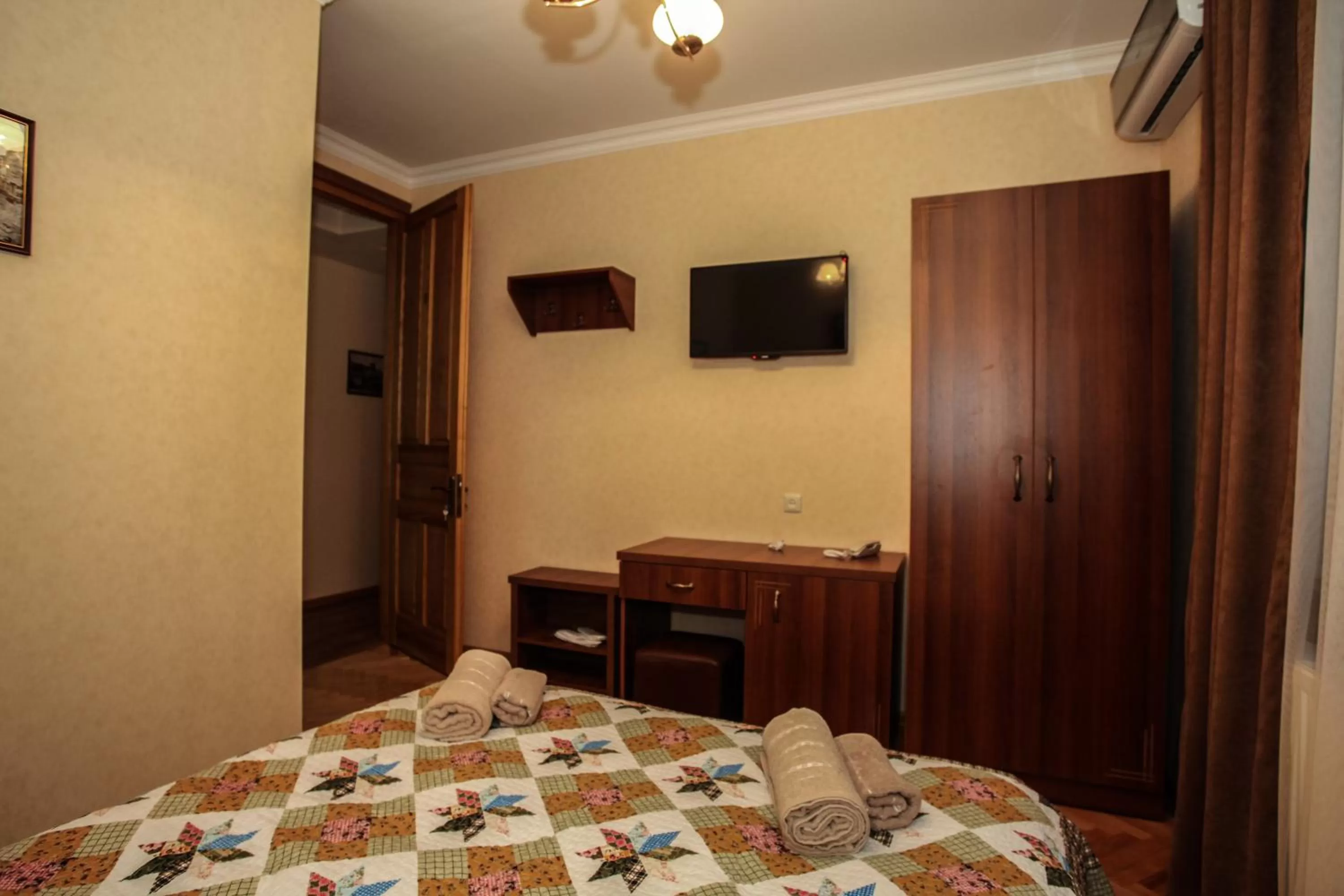 Photo of the whole room, Bed in Heyvany