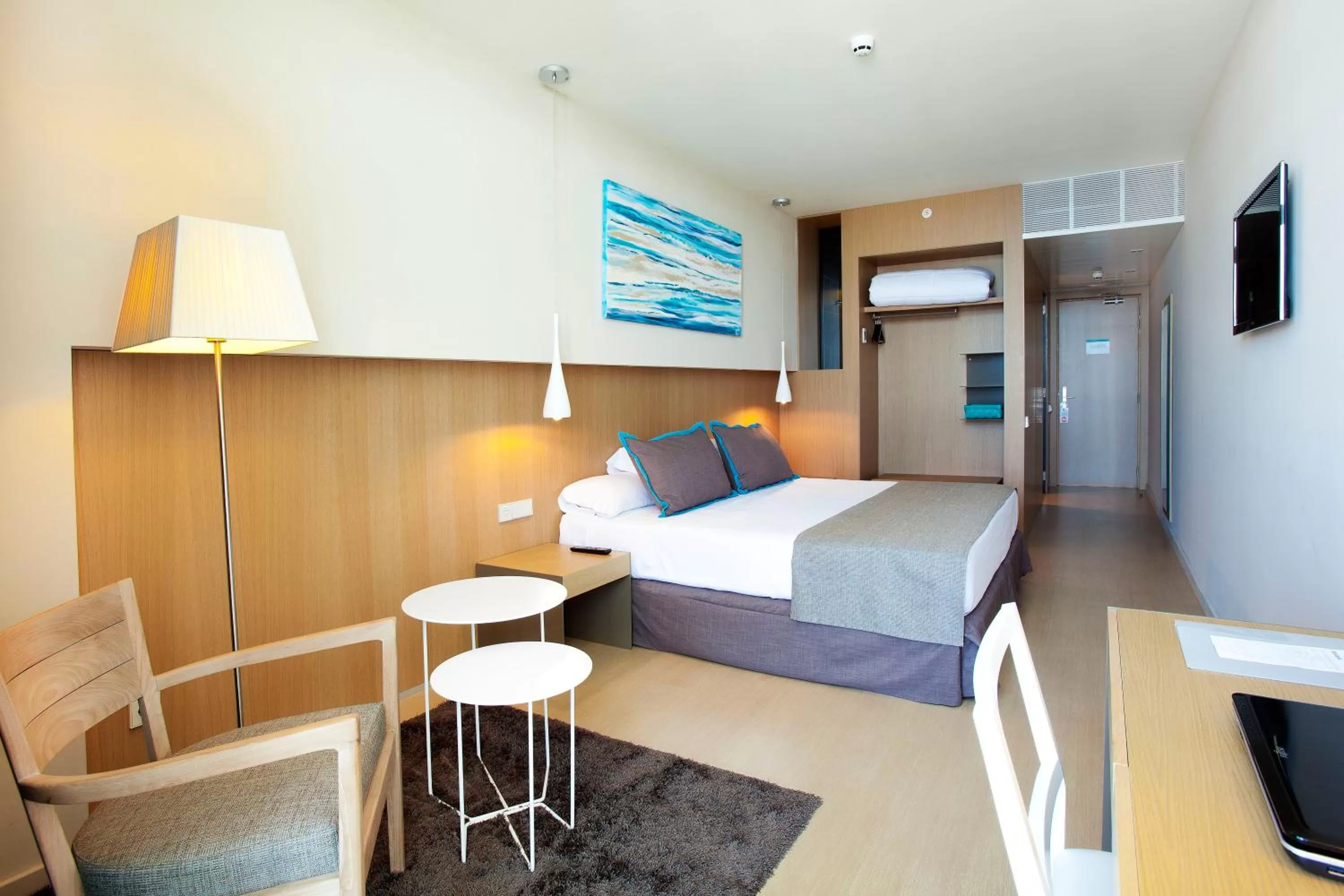 Photo of the whole room, Bed in Atenea Port Barcelona Mataró