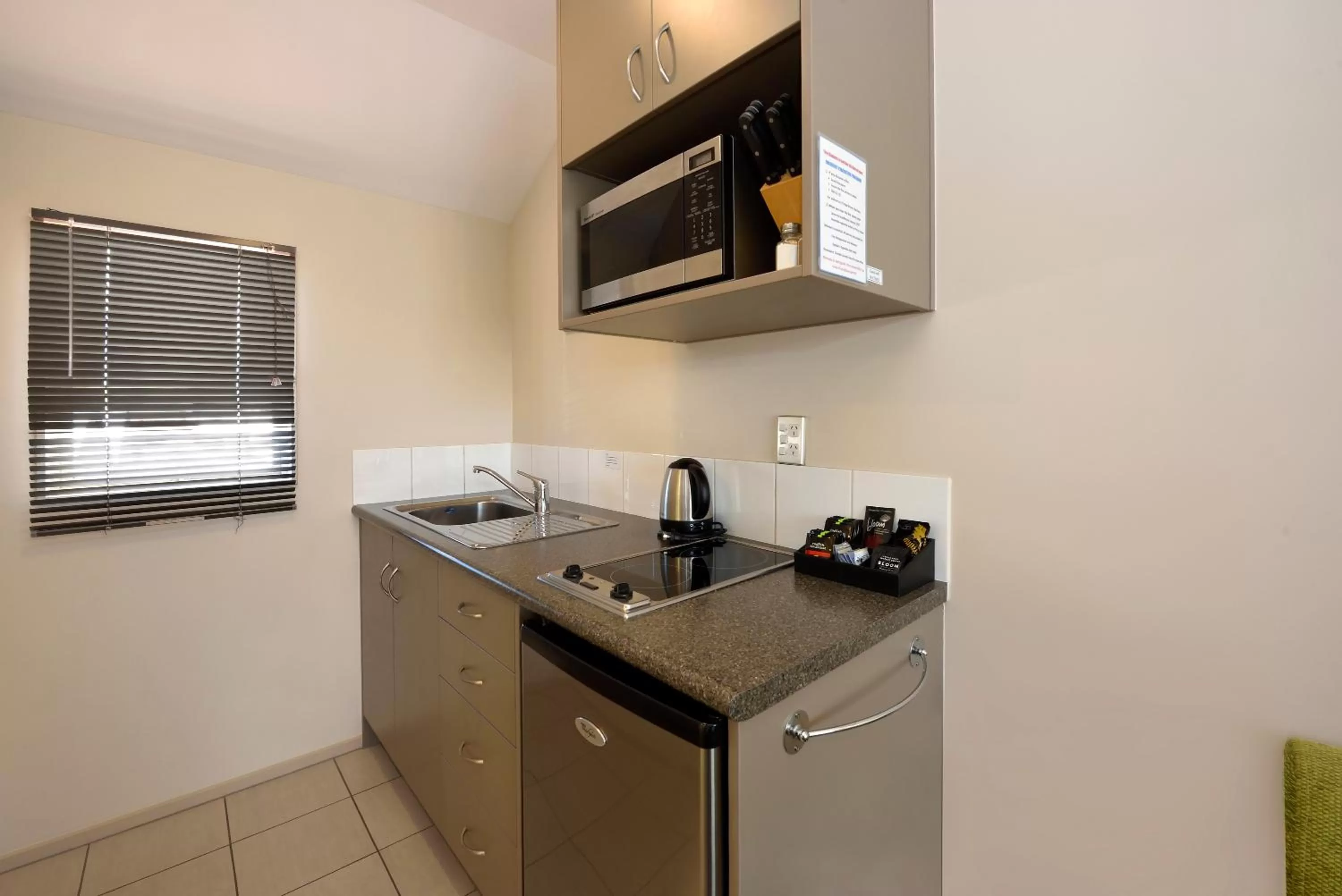 Kitchen or kitchenette in 171 On High Motel