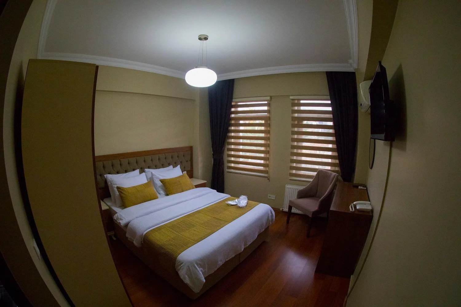 Photo of the whole room, Bed in Ramparts Hotel