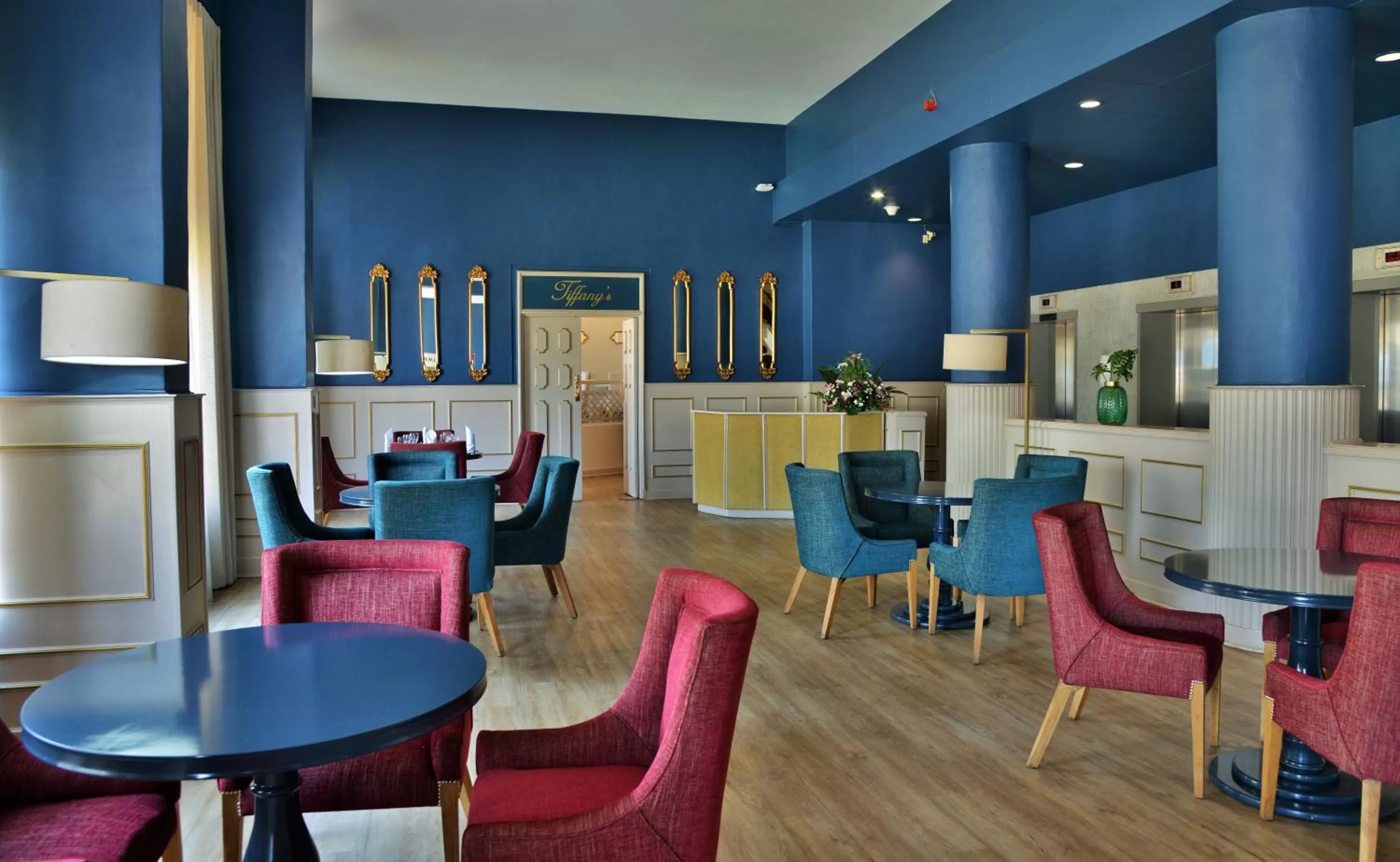 Restaurant/places to eat in Cresta Jameson Hotel