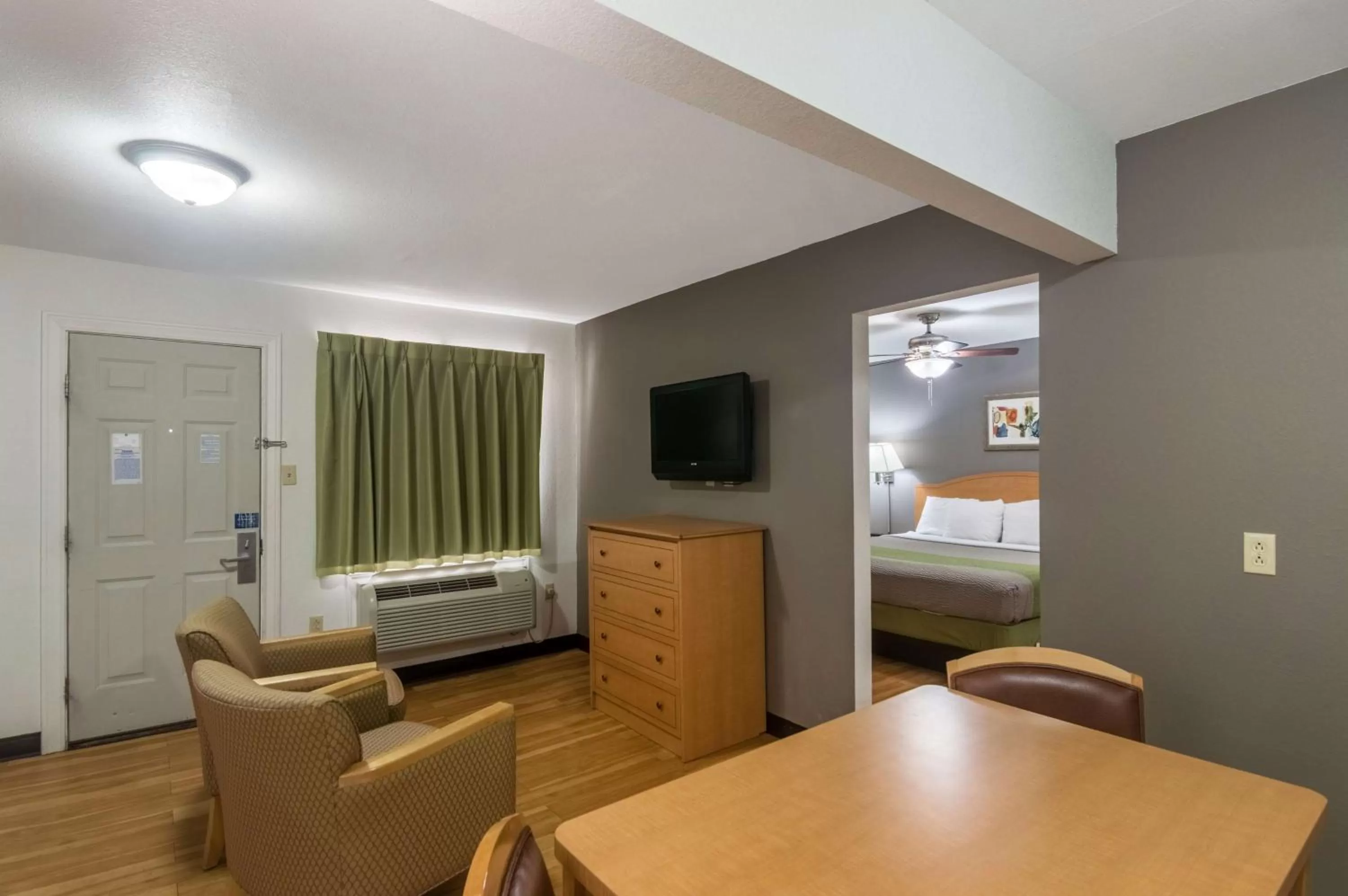 TV and multimedia, Bed in Studio 6-Lubbock, TX - Medical Center