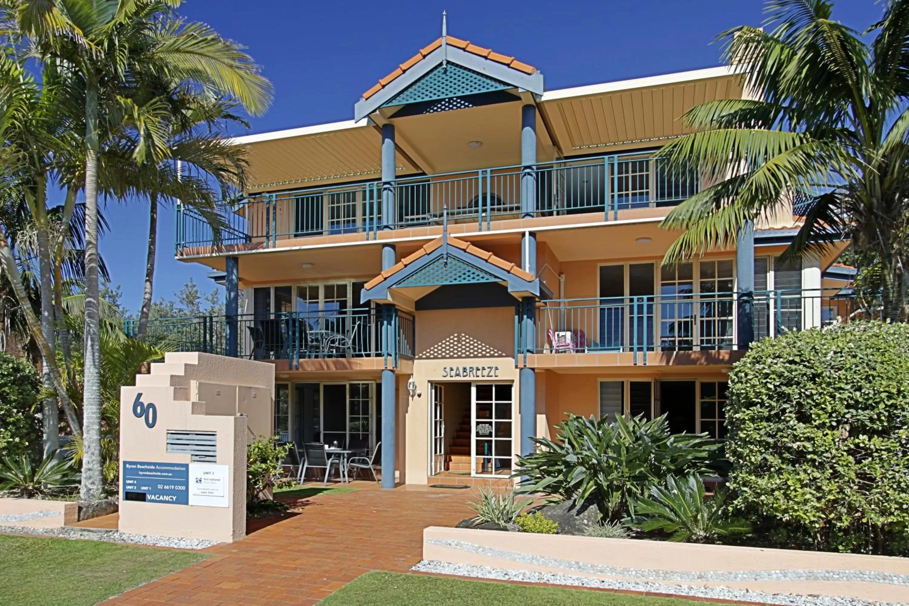Facade/entrance in Sea Breeze on Main Beach