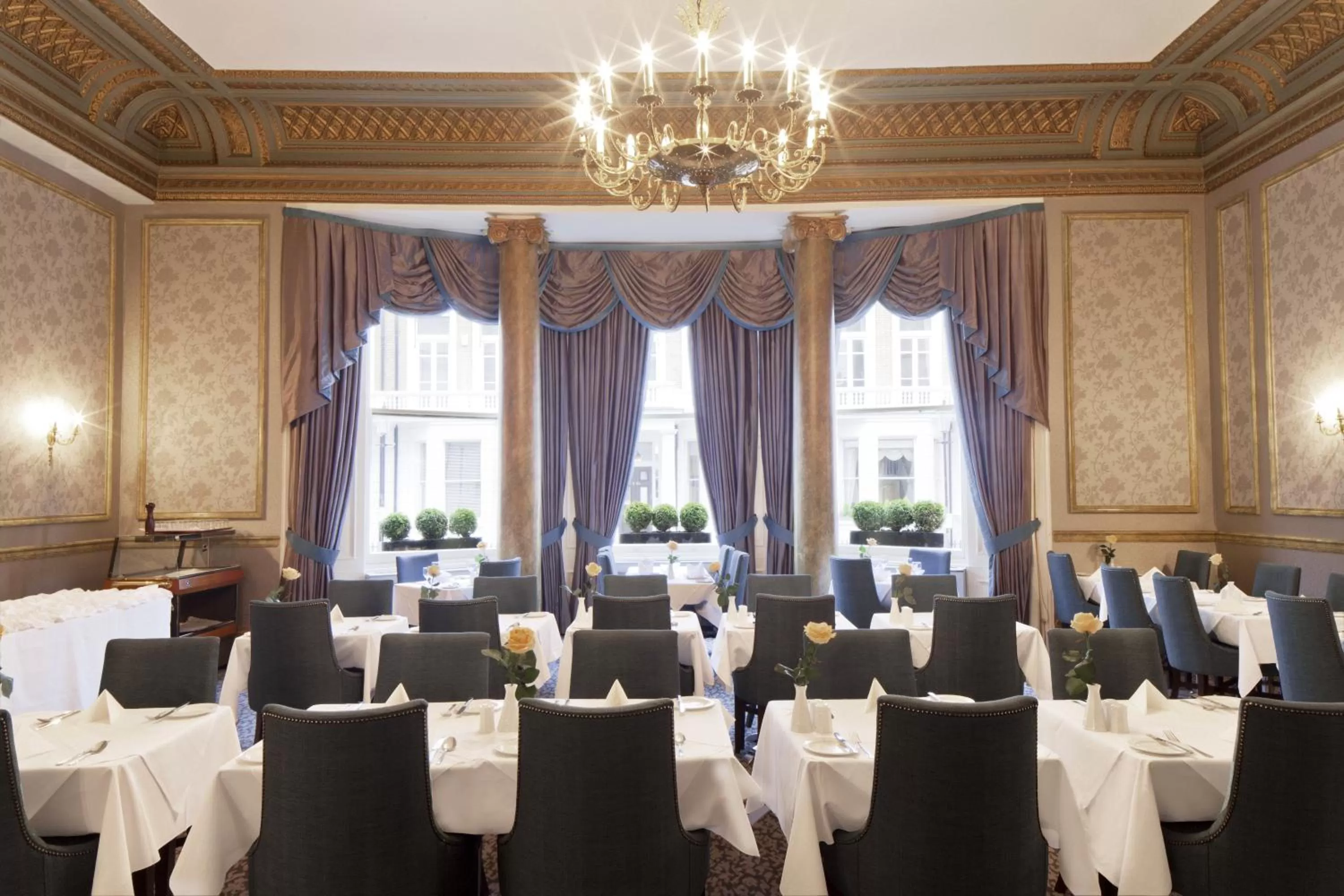 Restaurant/places to eat in Gem Strathmore Hotel