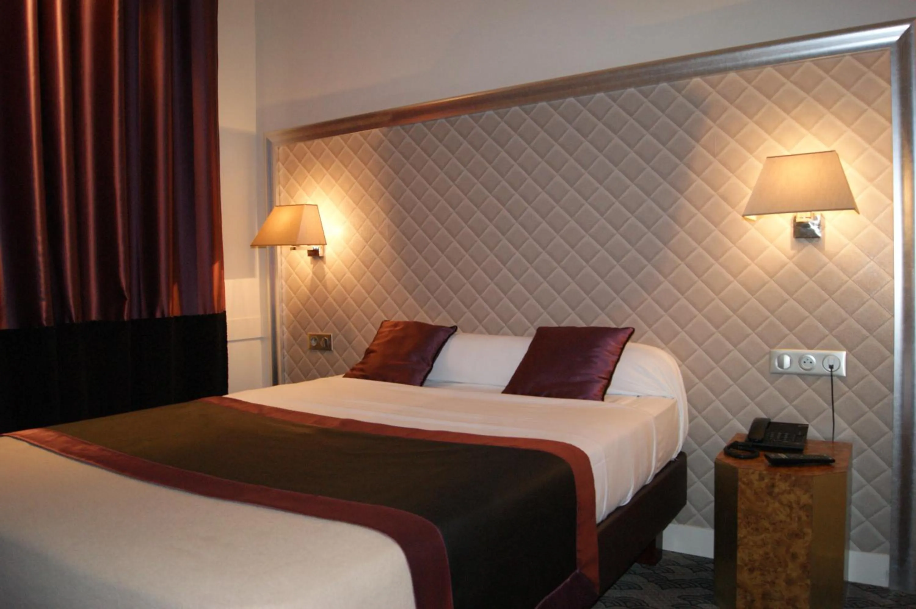 Bed in Hotel d'Amiens