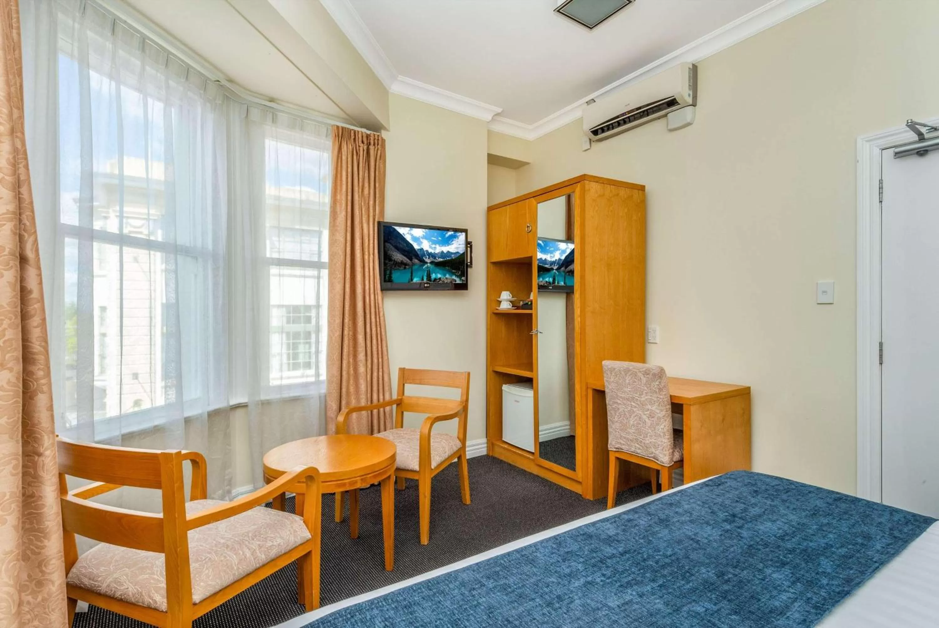 Seating area in Ramada by Wyndham, Hamilton City Center