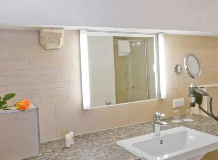 Bathroom in Hotel Münchner Hof und Blauer Turm