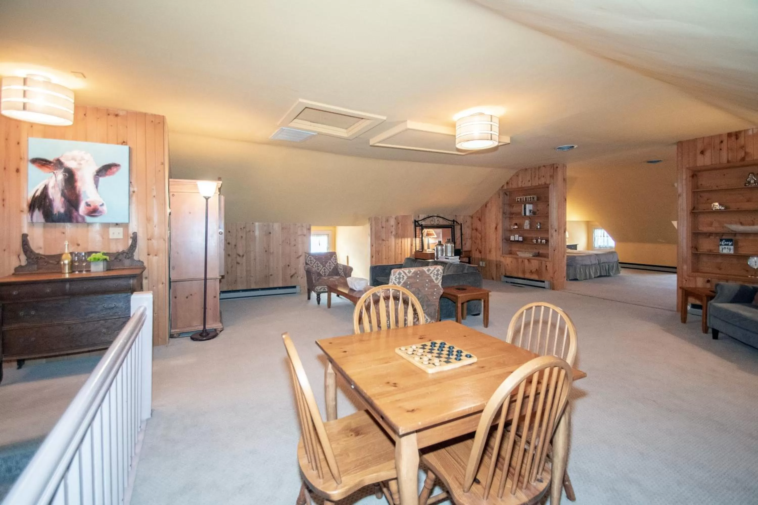 Photo of the whole room, Restaurant/Places to Eat in Looking Glass Inn