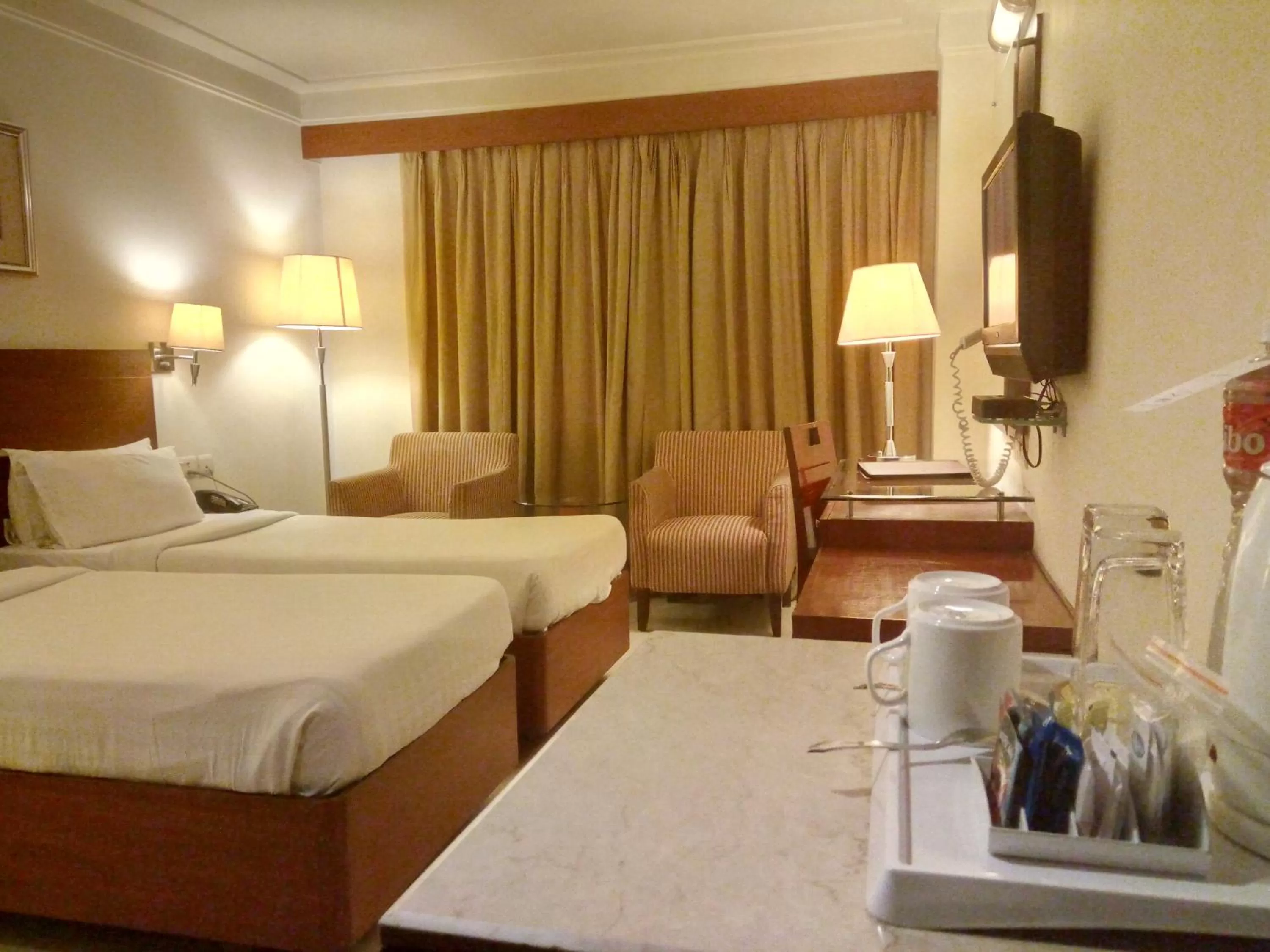 Photo of the whole room, Bed in Hampshire Plaza