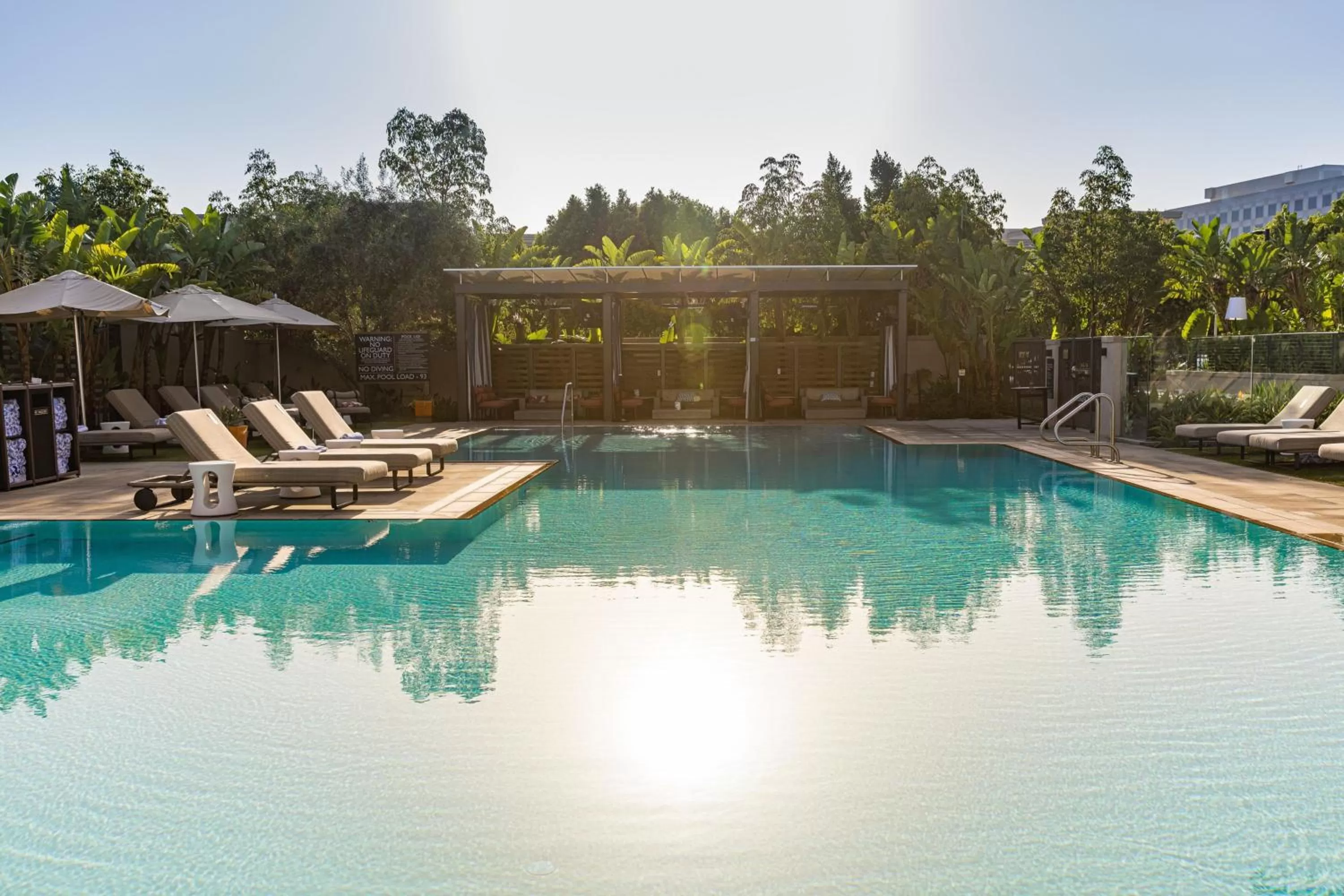 Swimming pool in Marriott Irvine Spectrum