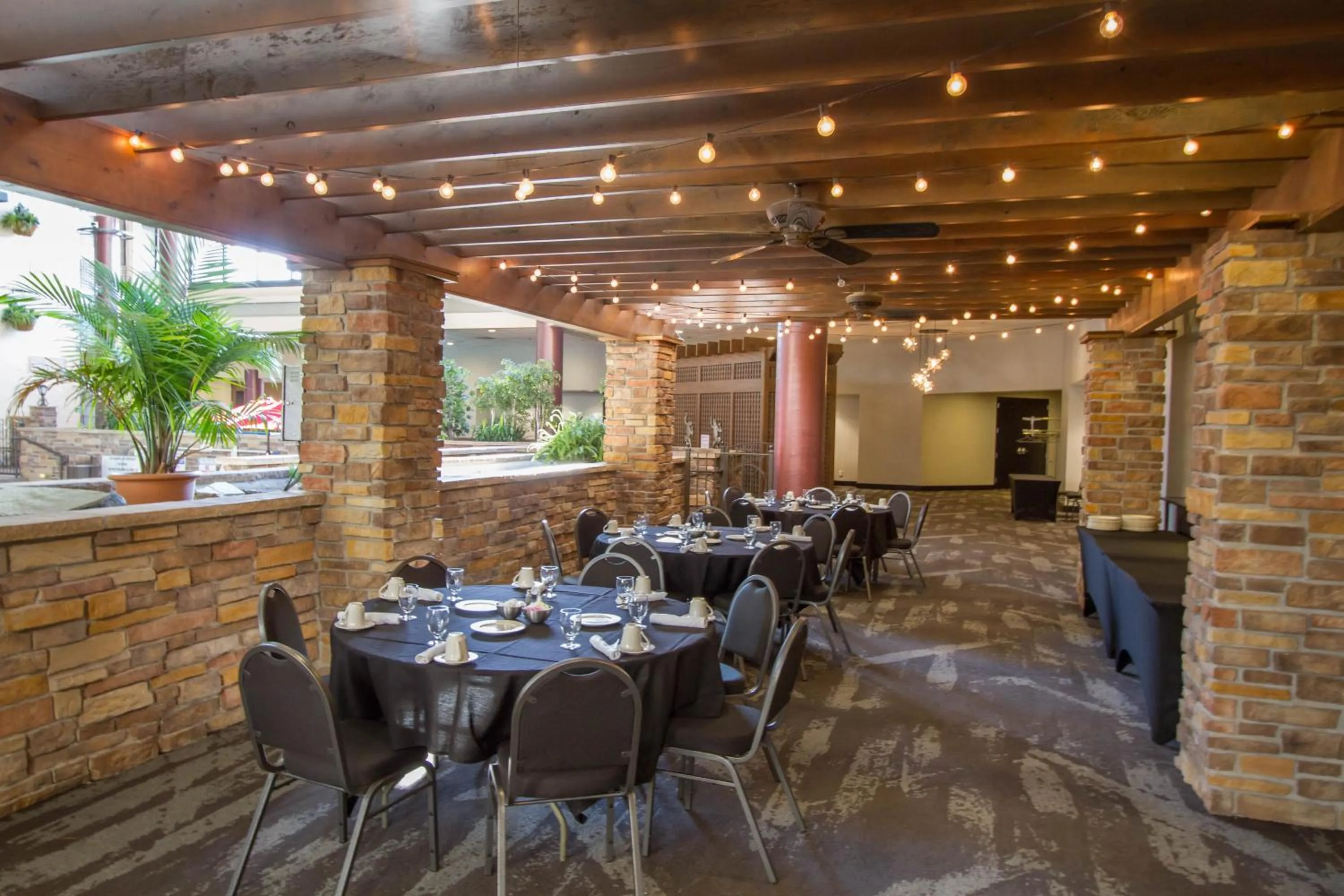 Restaurant/places to eat in Holiday Inn Bloomington Airport South-Mall Area by IHG