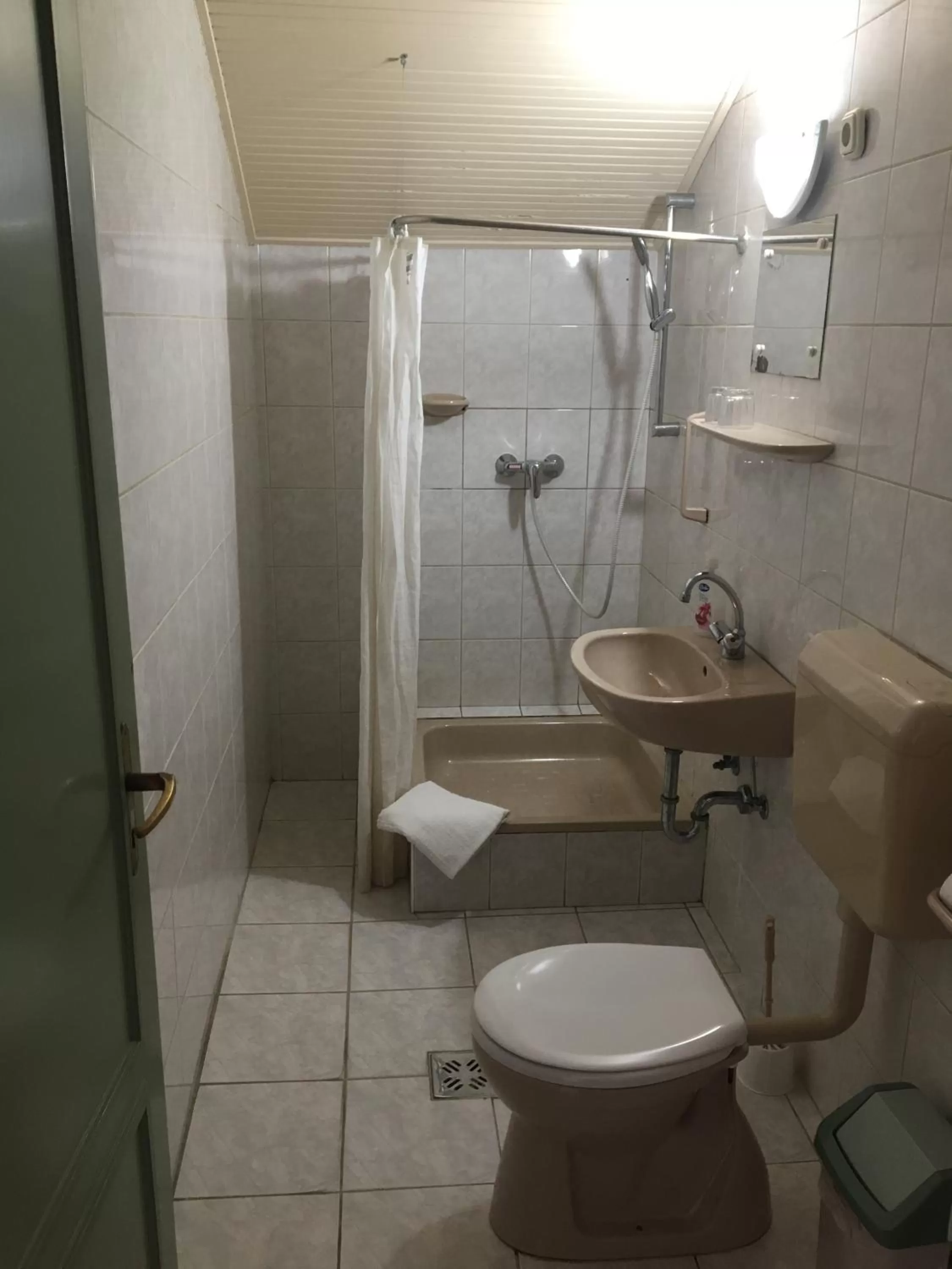 Bathroom in Muskátli Panzió