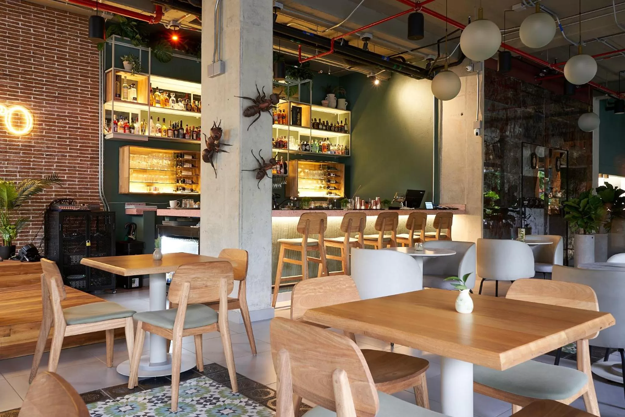 Restaurant/places to eat in Eutopiq Hotel