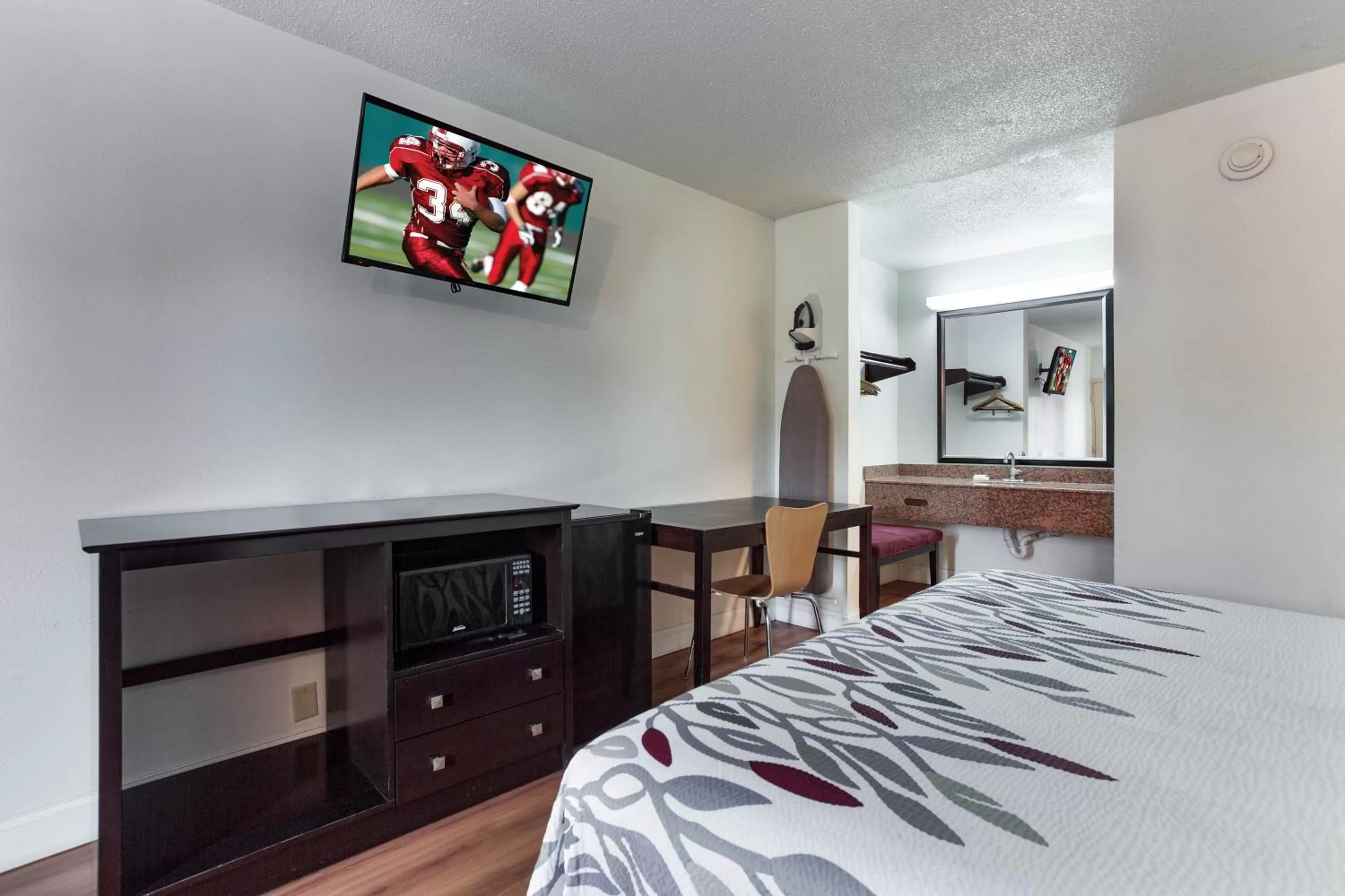 Photo of the whole room, Bed in Red Roof Inn Monteagle - I-24