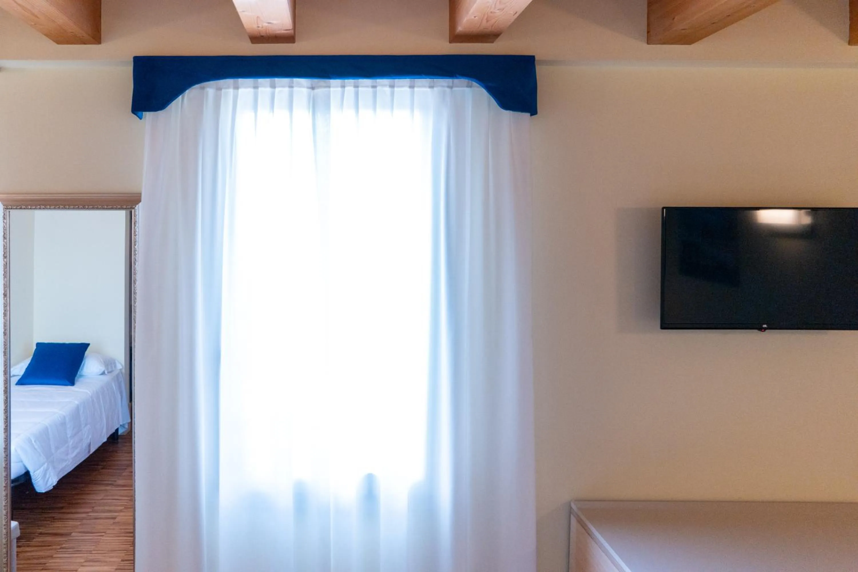 TV and multimedia, Bed in Hotel Autoespresso Venice - Atika & Atif