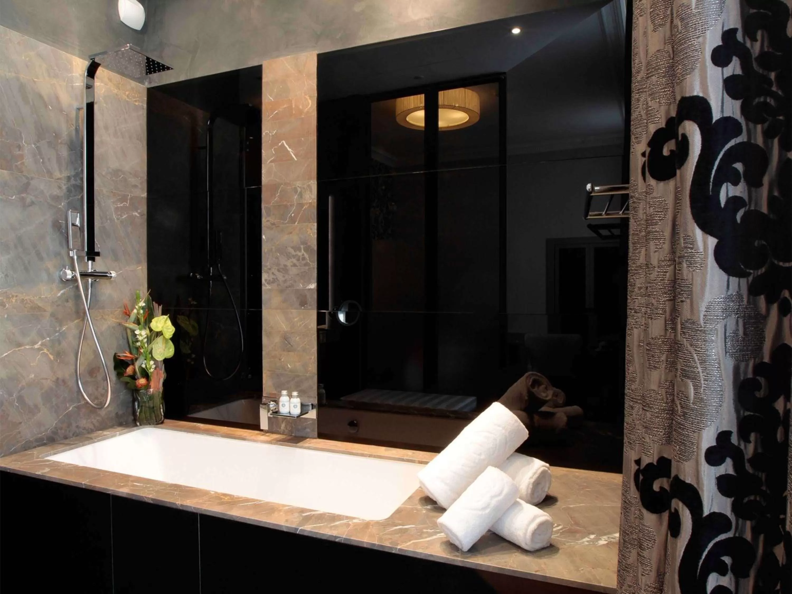 Photo of the whole room in La Cour des Consuls Hotel & Spa Toulouse - MGallery Collection