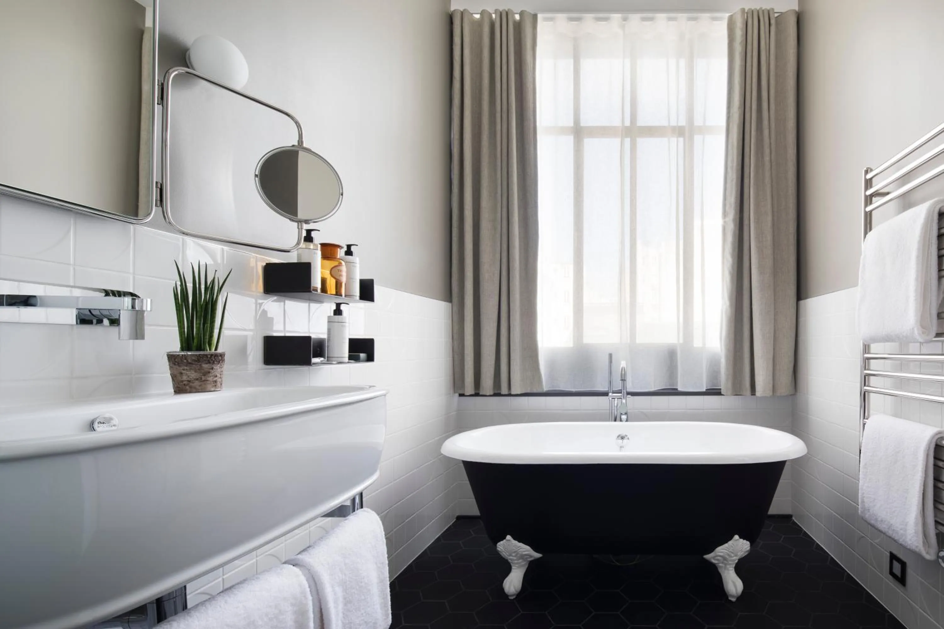 Hot Tub, Bed in Hôtel Les Deux Girafes