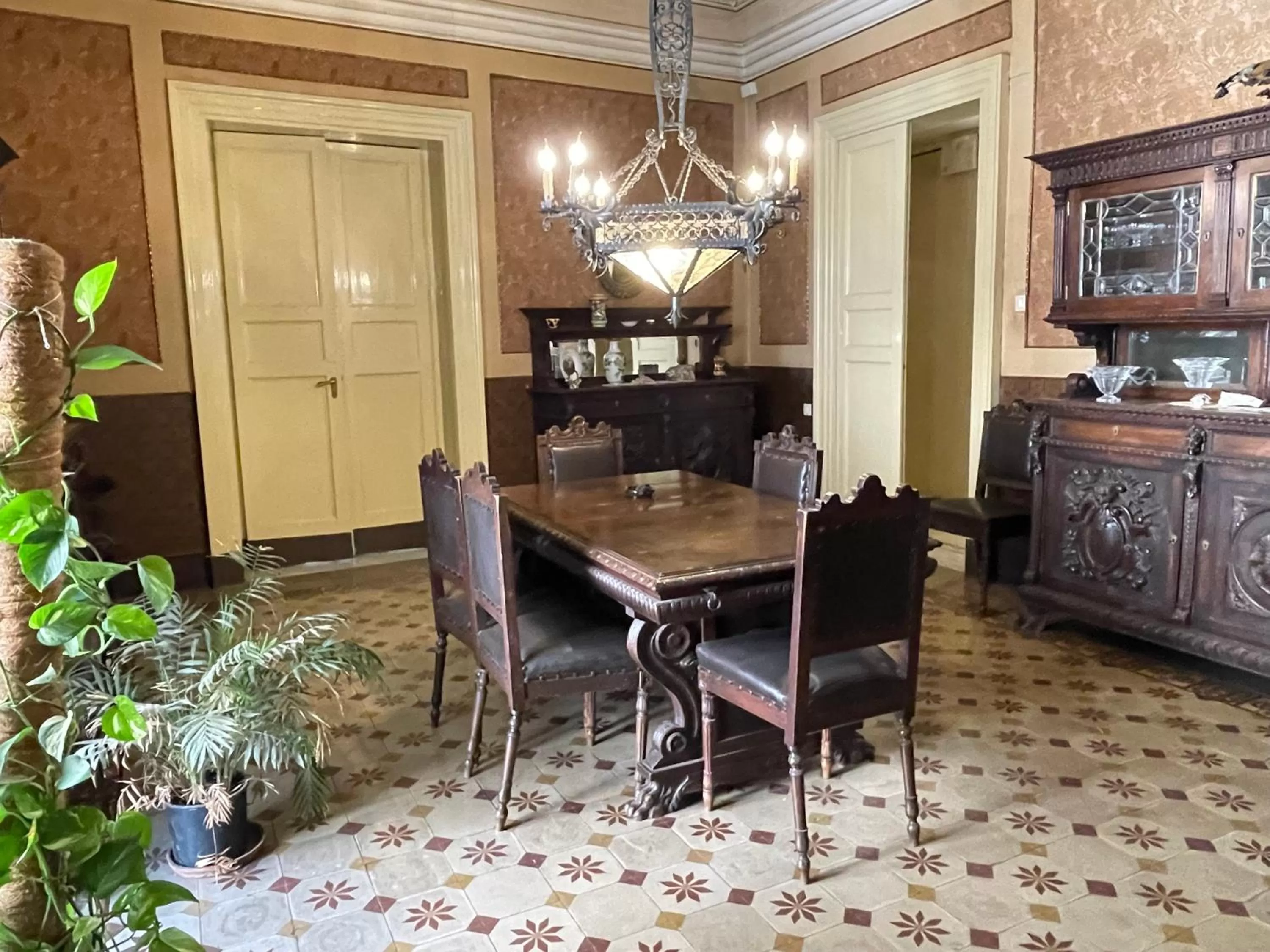 Dining Area in Bed and Books Isabella