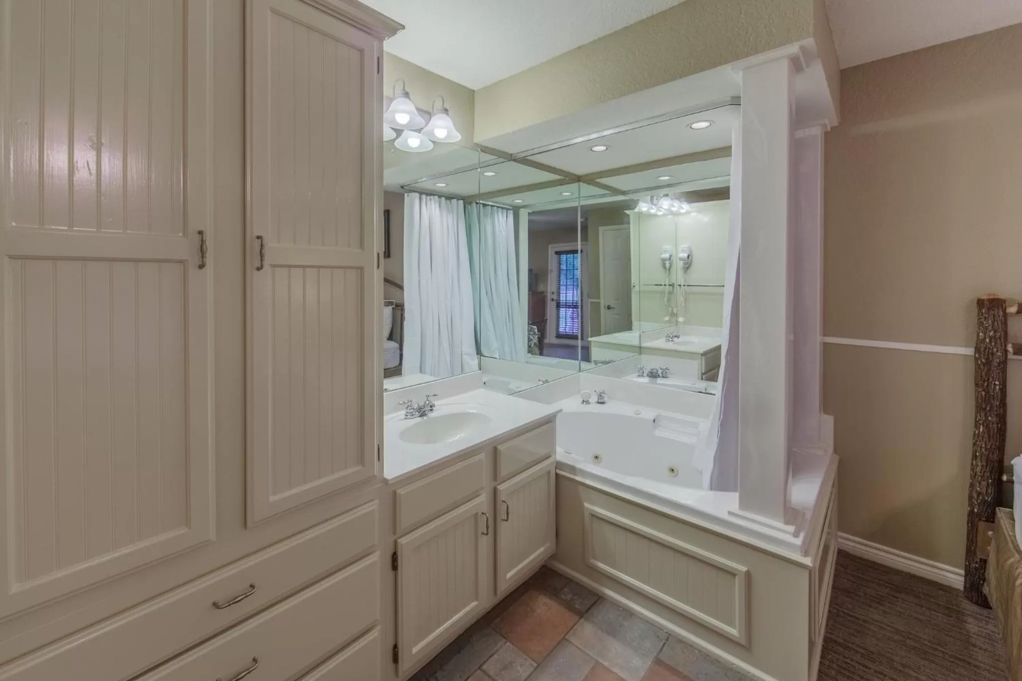 Photo of the whole room in Holiday Inn Club Vacations Villages Resort at Lake Palestine