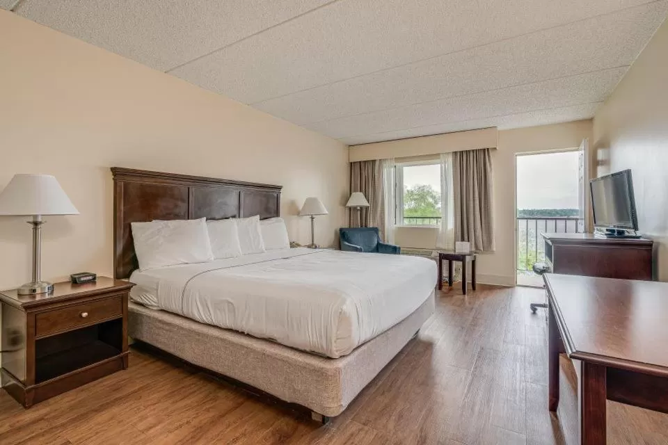 Bed in Bonnie Castle Resort & Marina