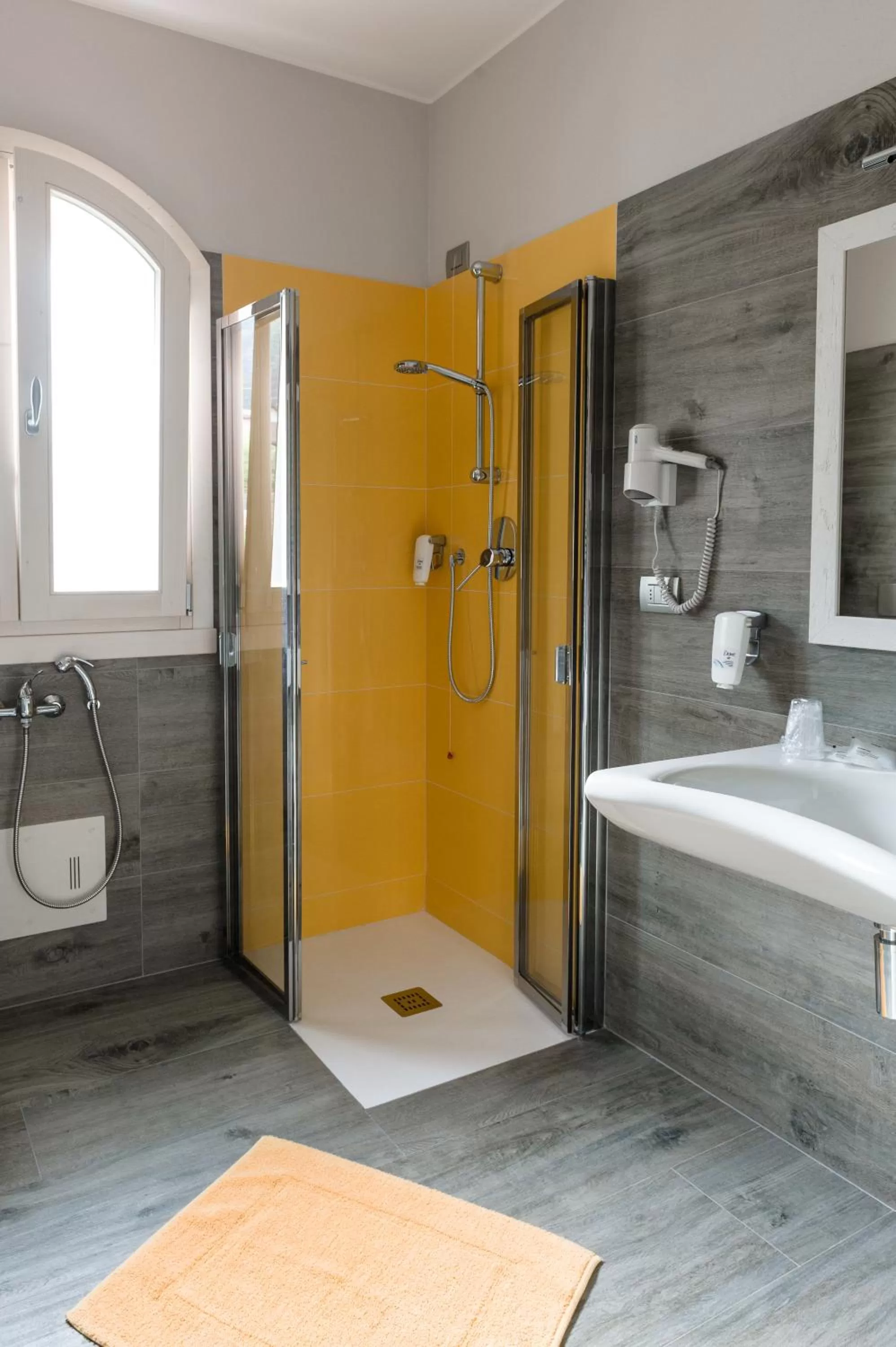 Shower in Bianco Hotel