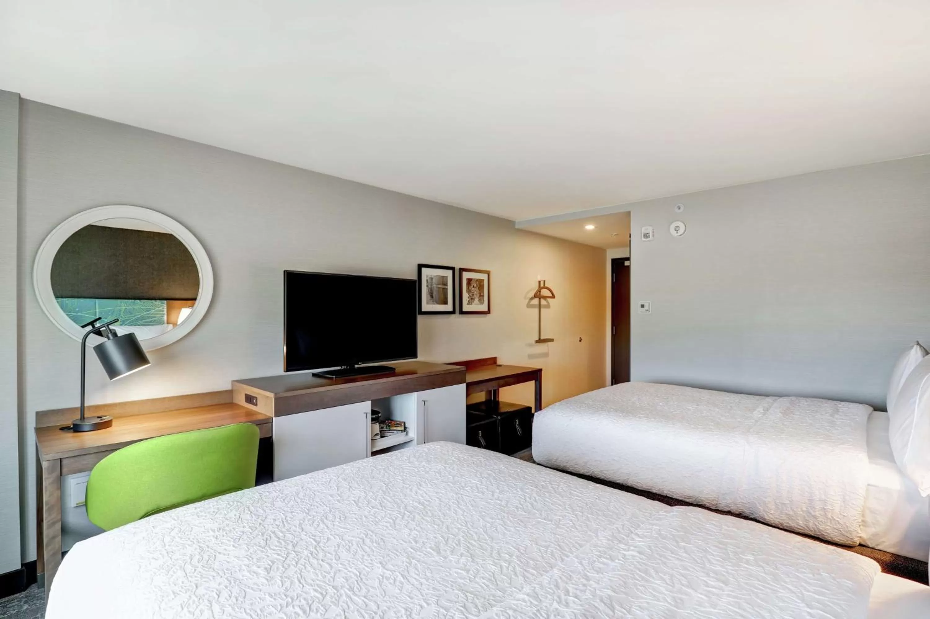 Bedroom, Bed in Hampton Inn St. Catharines Niagara