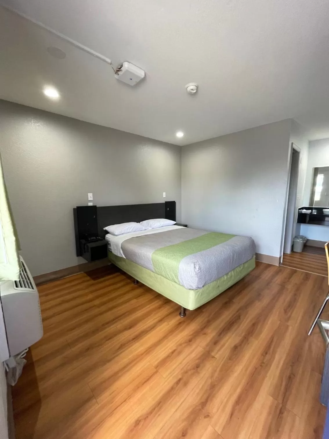 Bed in Motel 6-Port Allen, LA - Baton Rouge