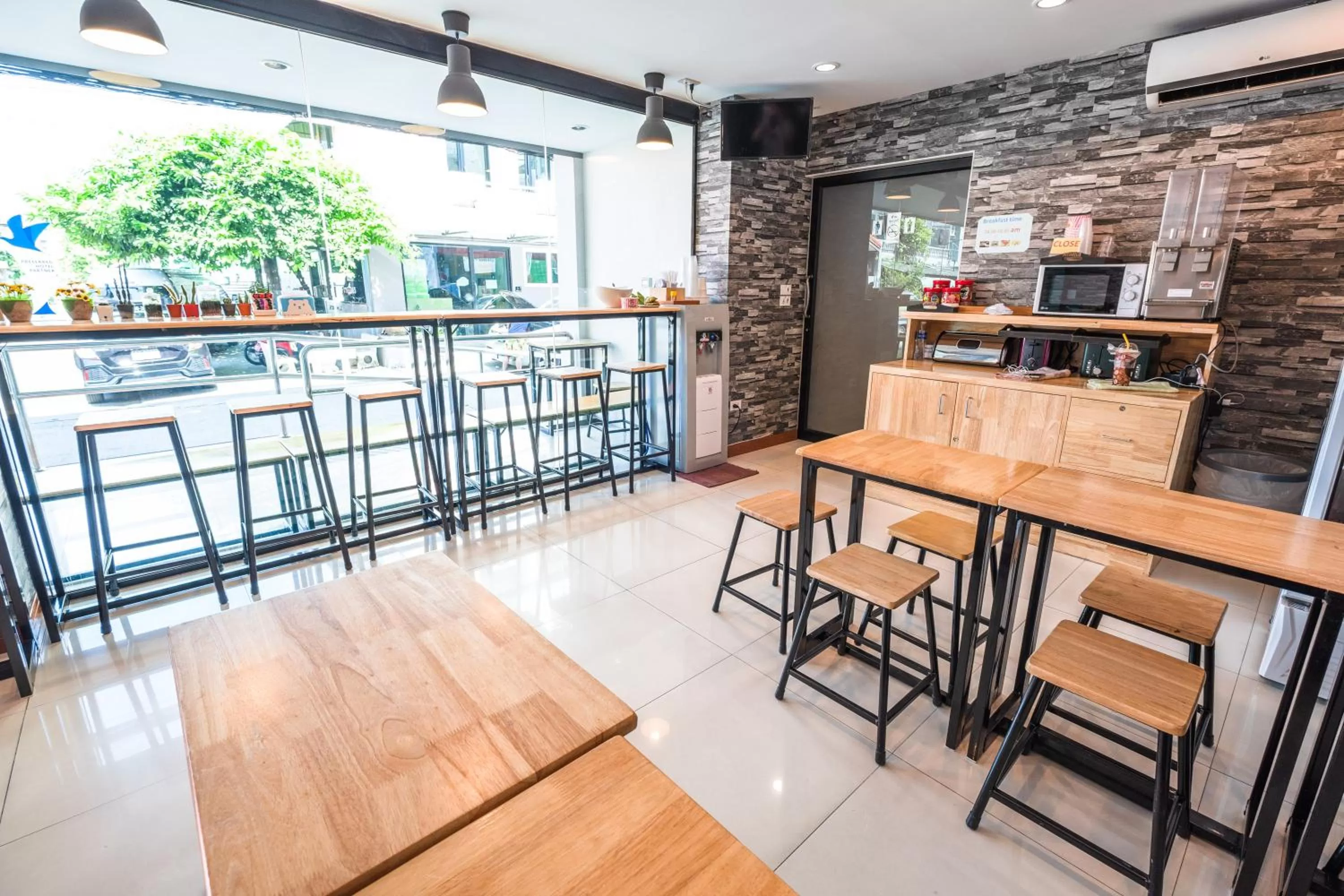 Restaurant/places to eat in Don Muang Hotel