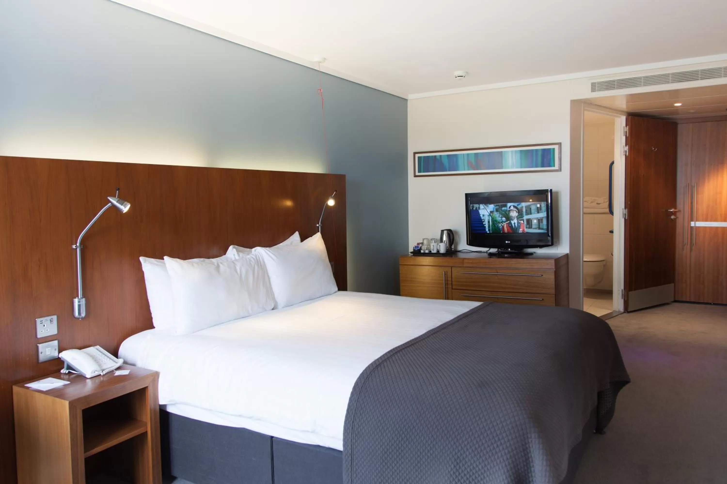 Photo of the whole room, Bed in Holiday Inn London Camden Lock by IHG