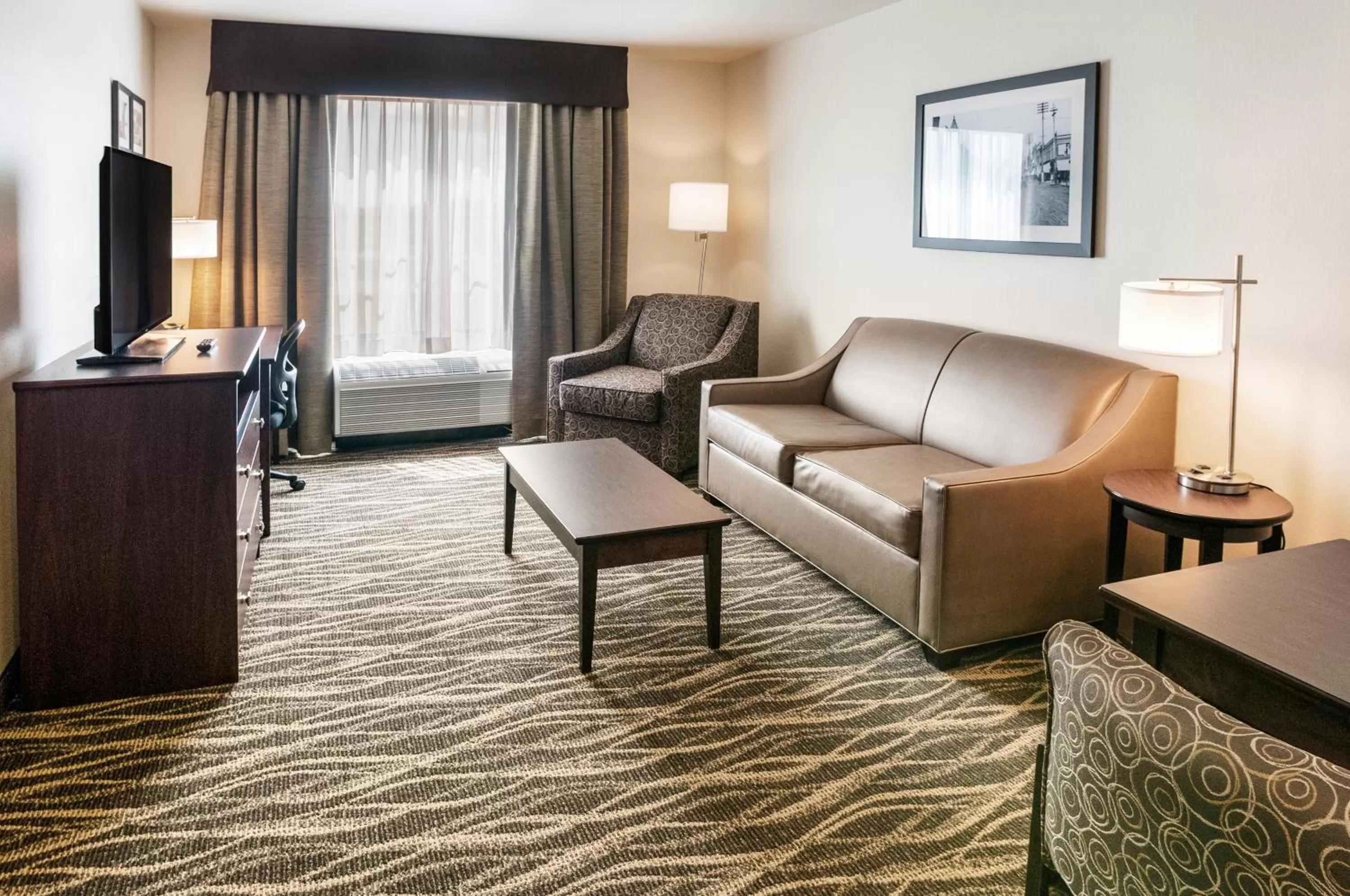 Living room in Cobblestone Hotel & Suites Appleton International Airport